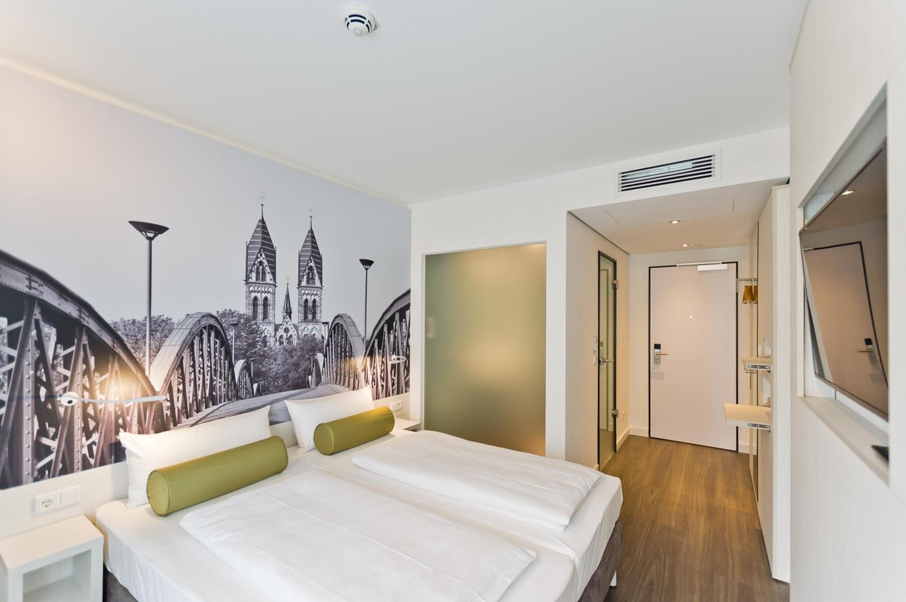 Standard Accessible Room photo 2