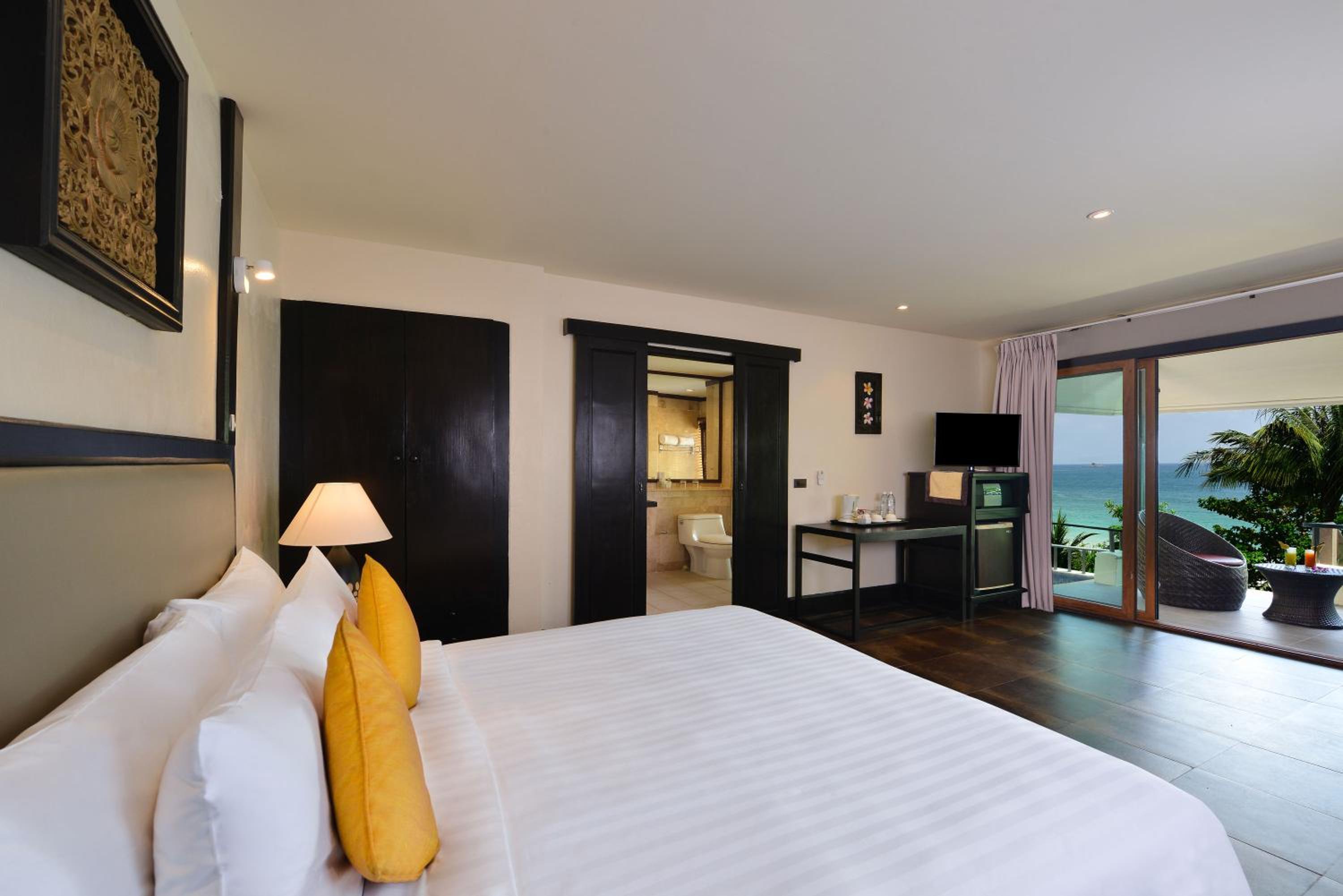 Deluxe Double or Twin Room with Spa Pool and Sea View - Photo 8
