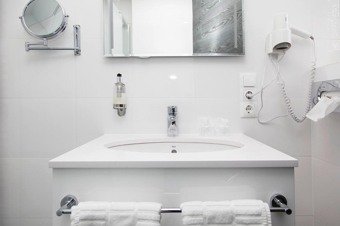 Double Room - Photo 16