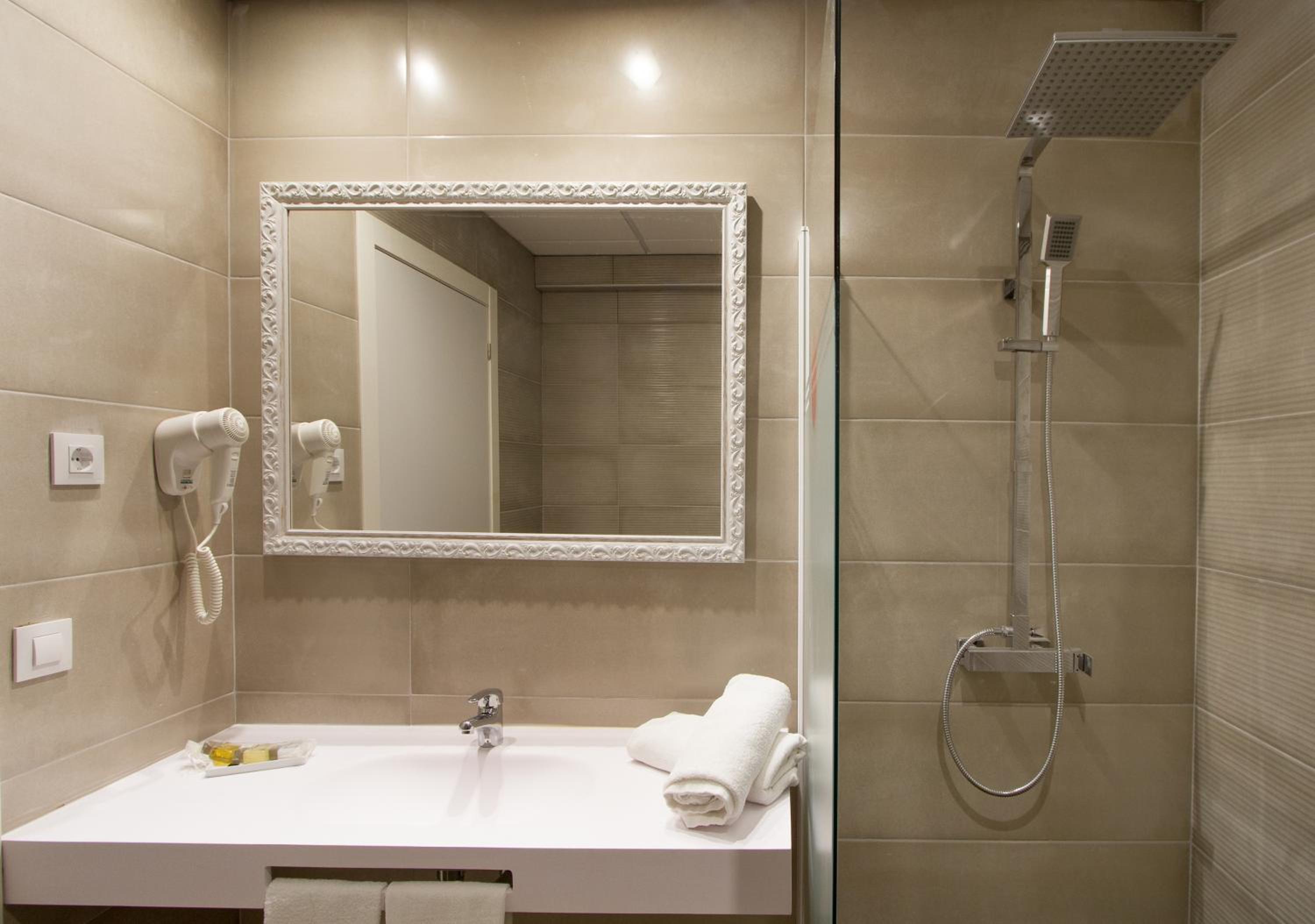 Triple Room (3 Adults) - Photo 2