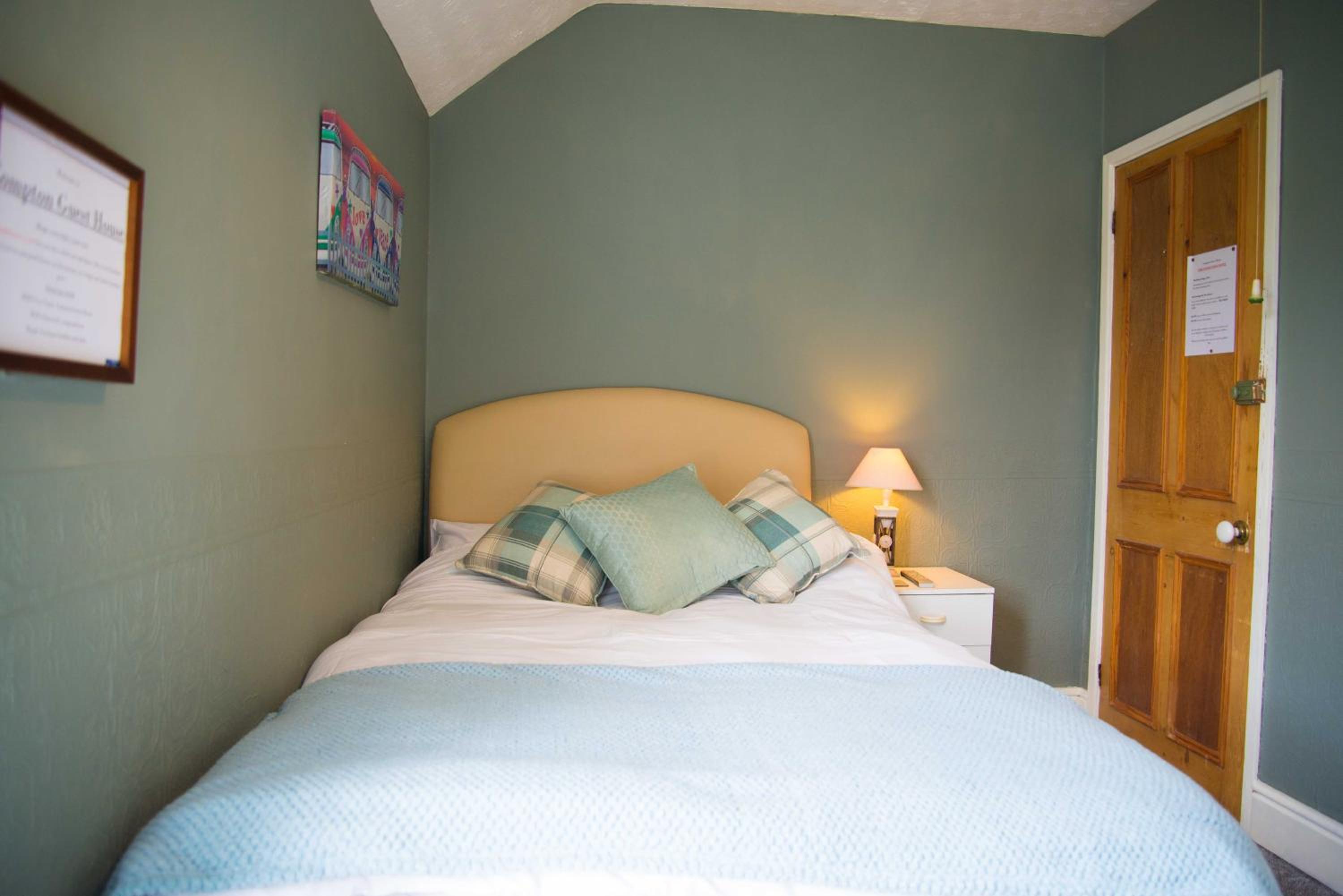Single Room with Shared Bathroom photo 2
