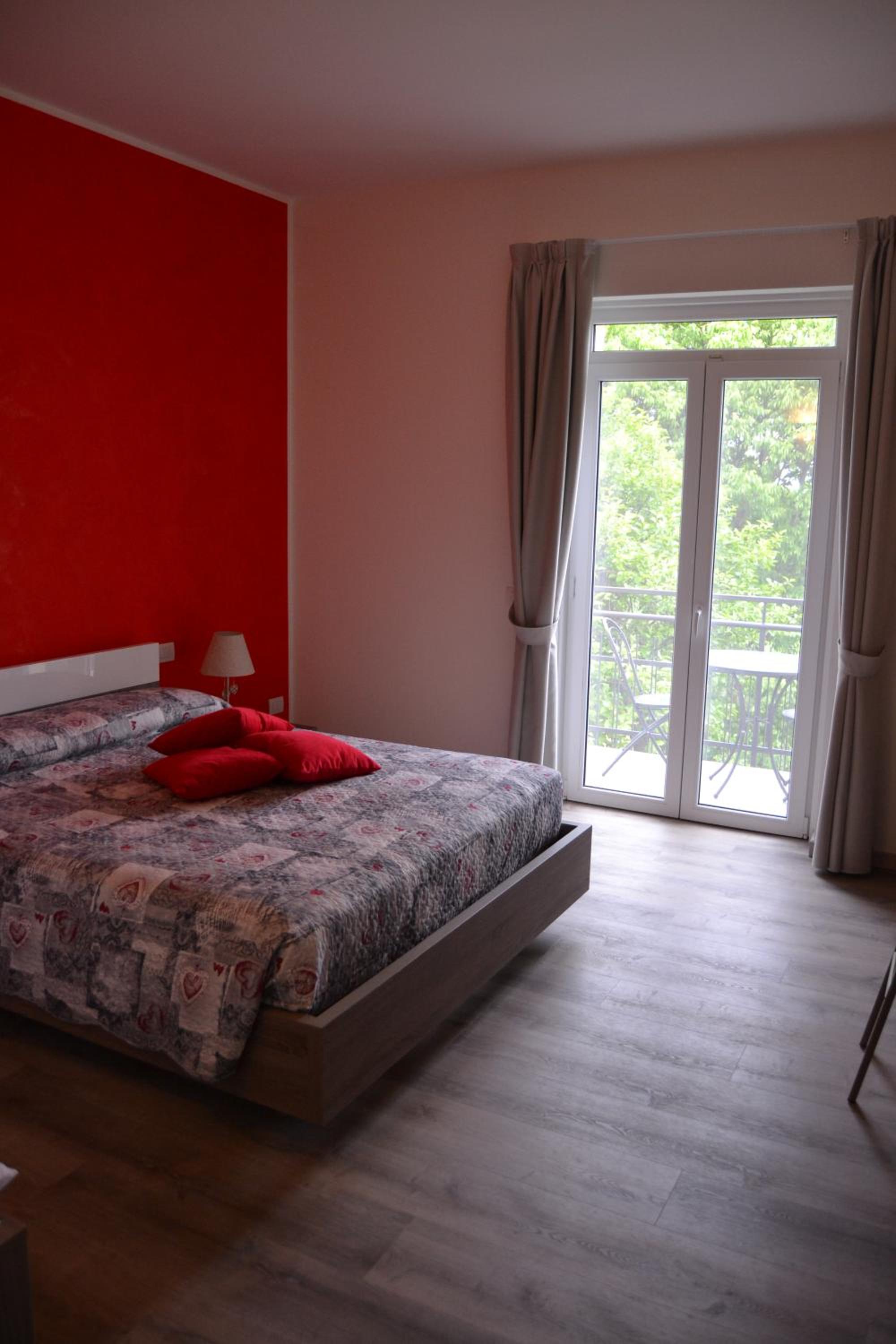 Deluxe Double Room with Balcony (Red) - Photo 4