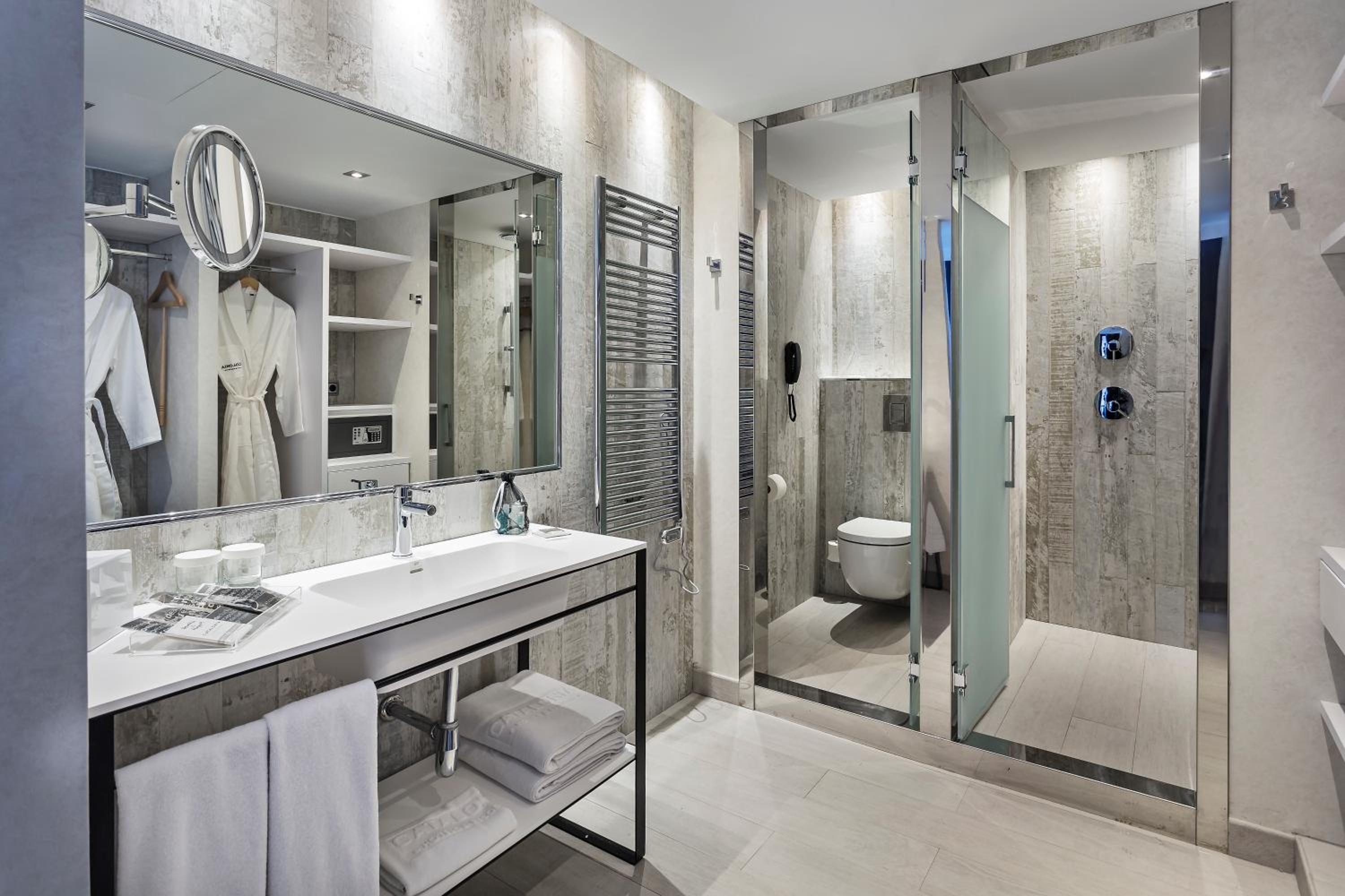 Royal Suite with Direct Pool Access photo 2
