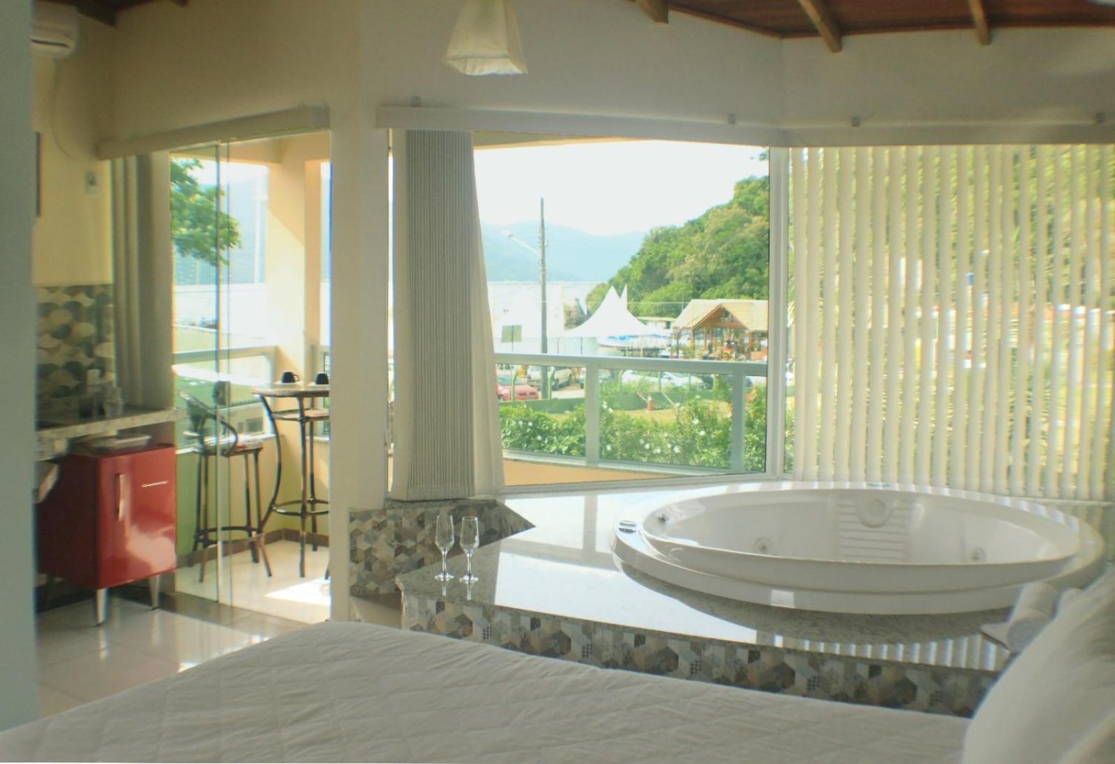 Suite with Hot Tub photo 3