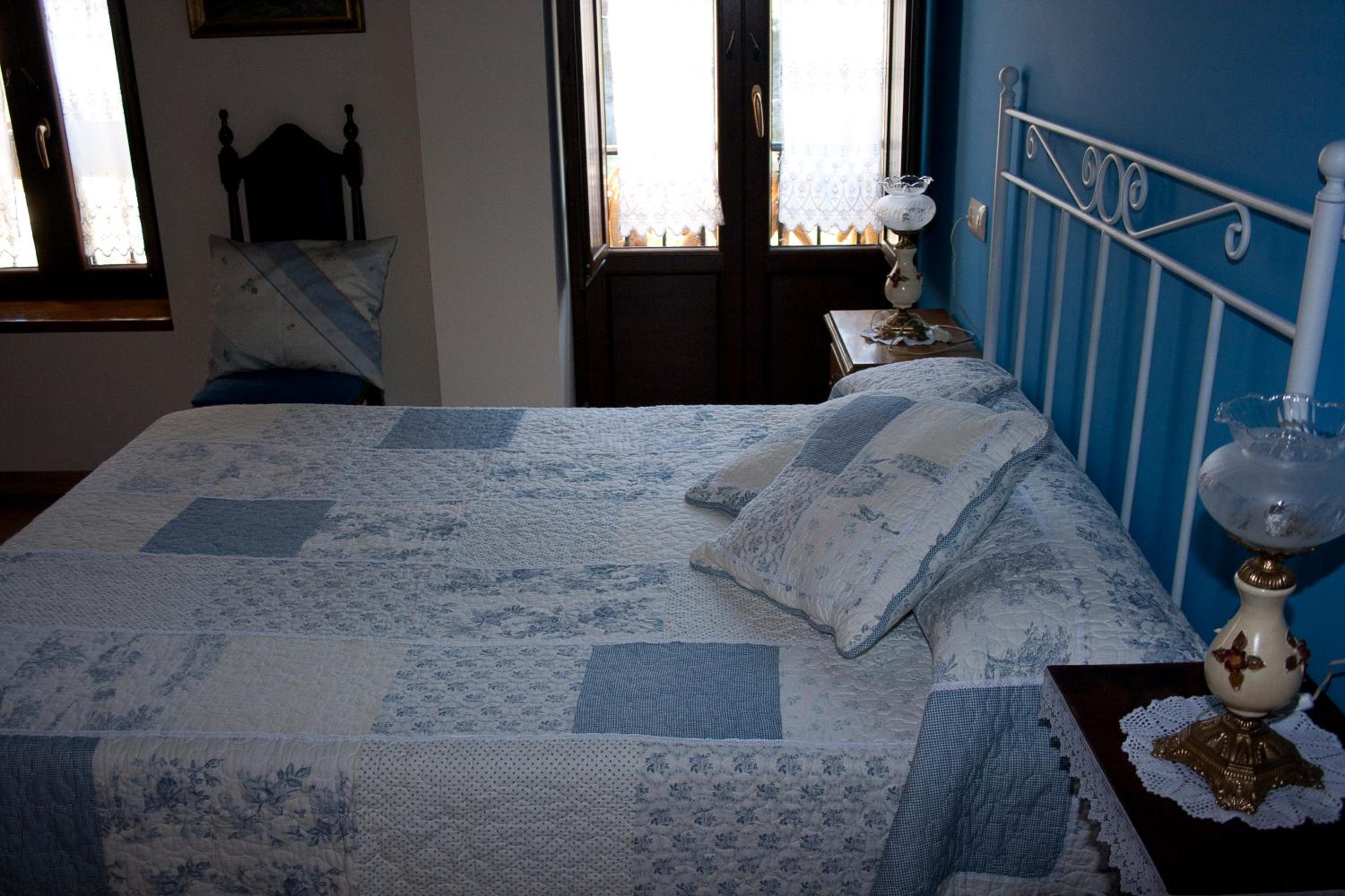 Six-Bedroom House photo 3