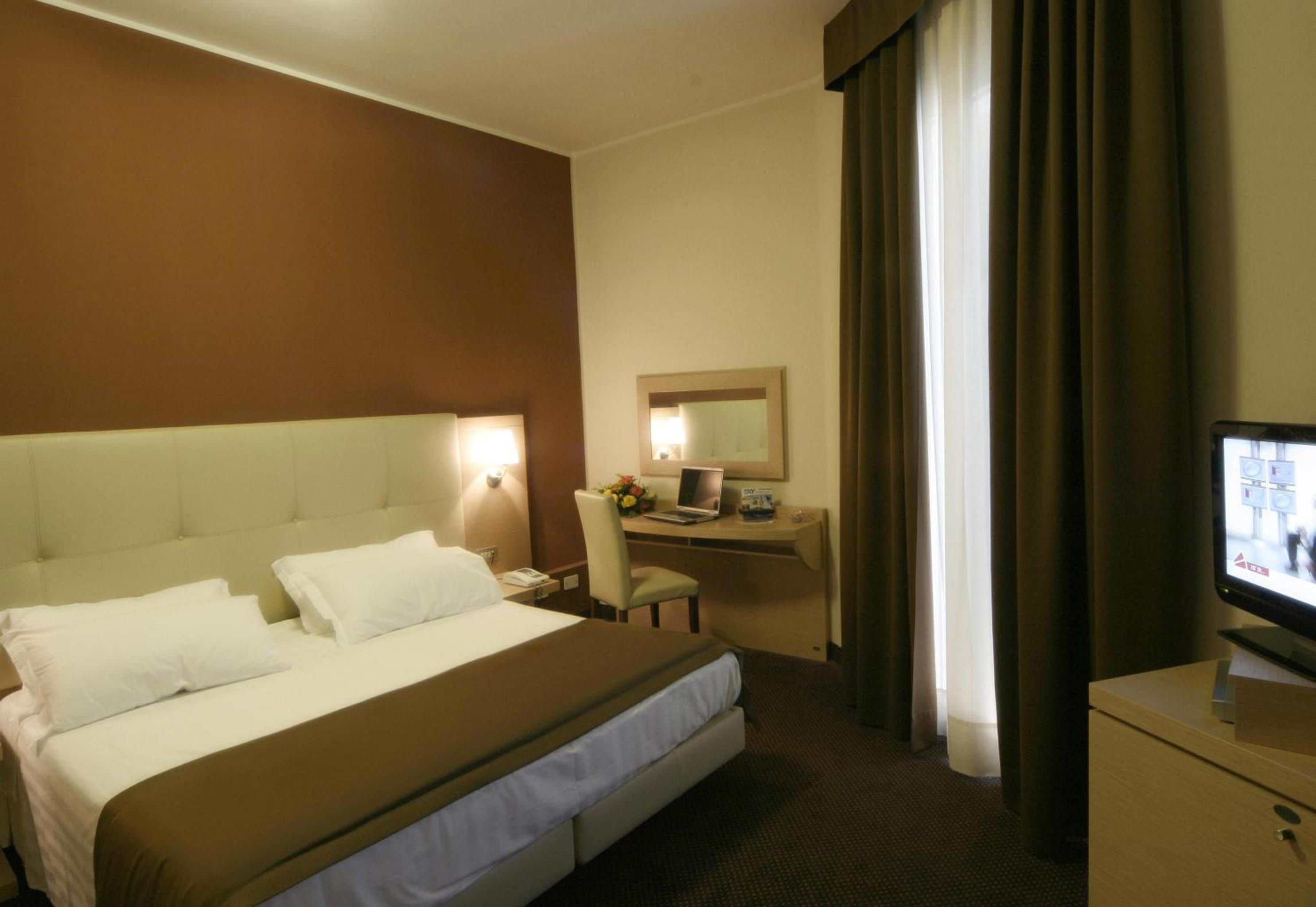 Double or Twin Room - Photo 8