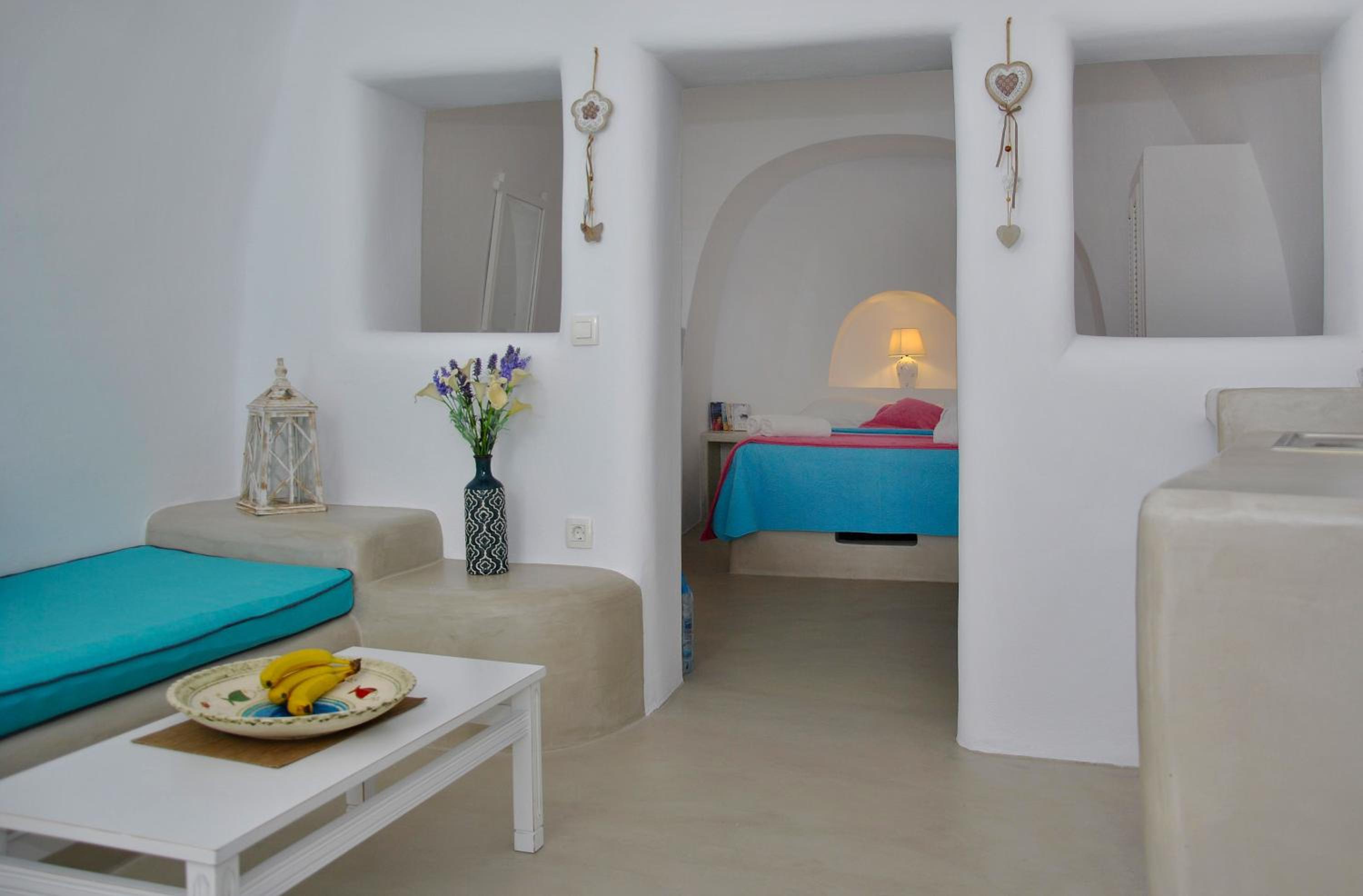 Traditional Cave Apartment with Side Caldera View photo 3