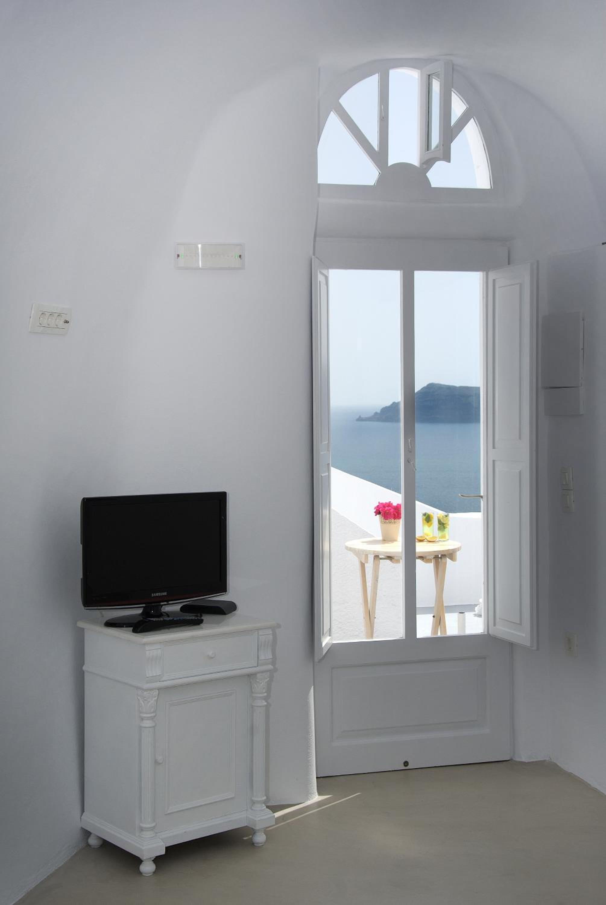 Traditional Cave Apartment with Side Caldera View photo 2