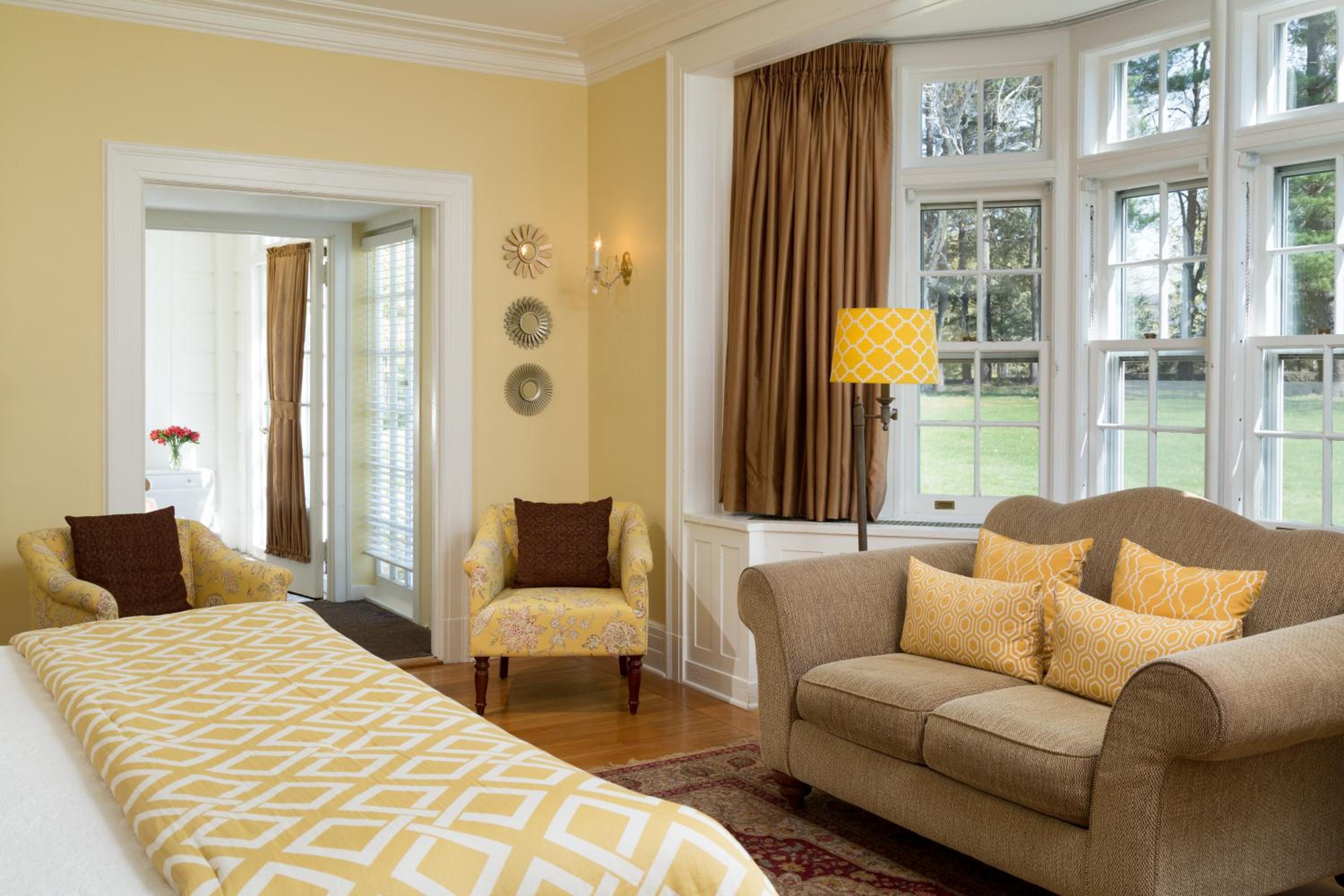 Room 11 - Deluxe King Room with Porch  photo 3