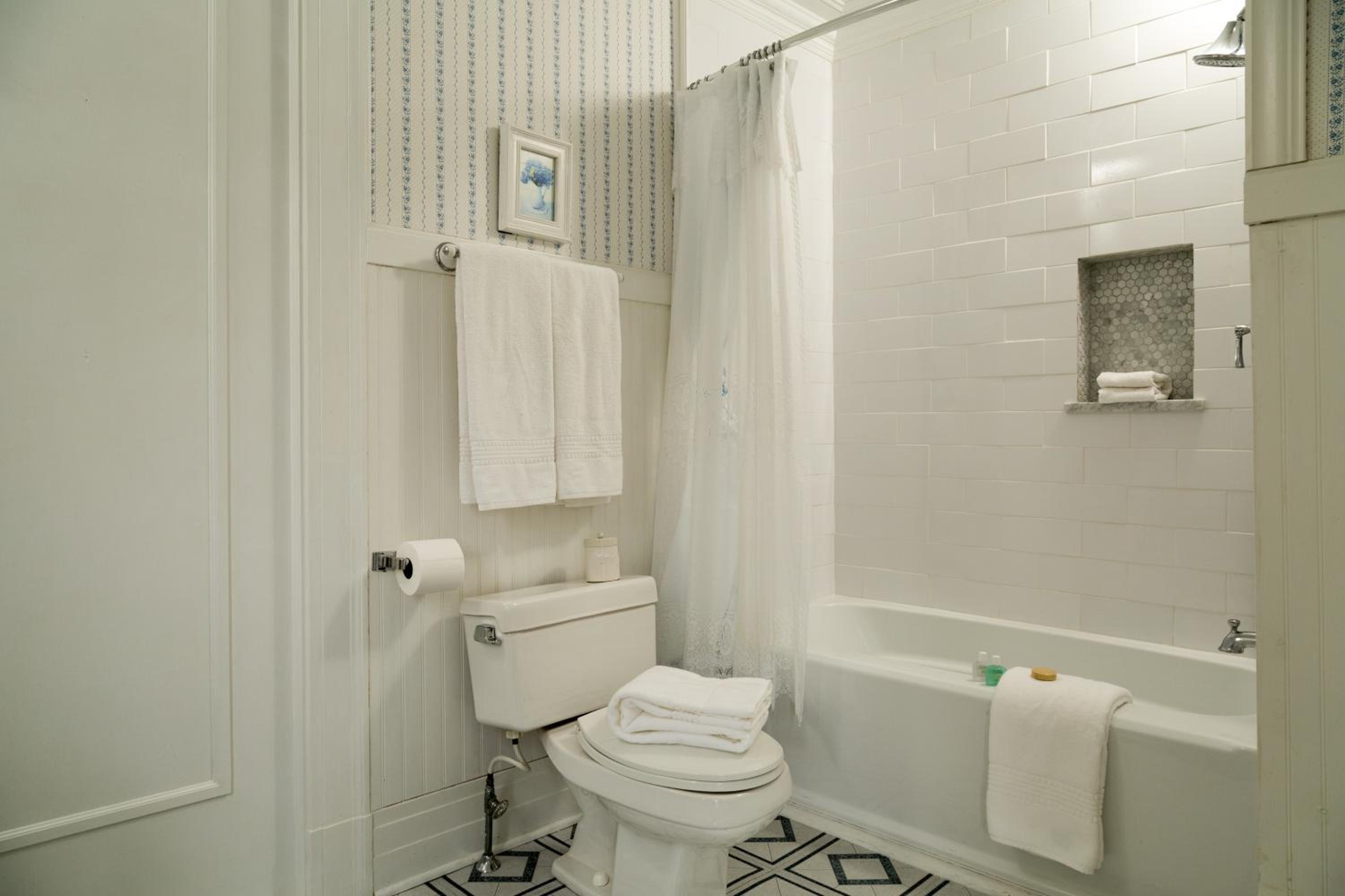 Room 4 - Estate Queen Room photo 3