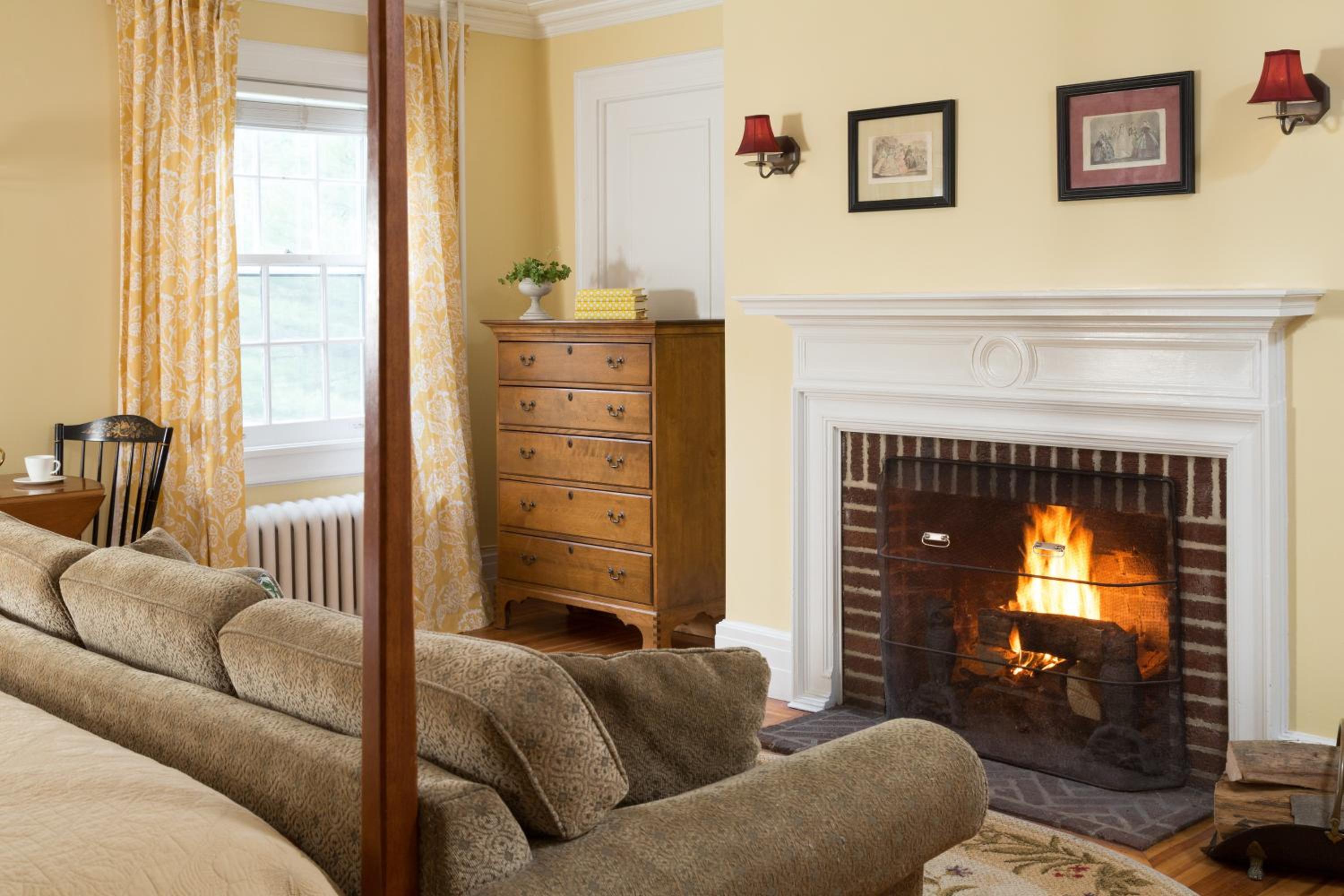 Room 2 - Estate King Room with fireplace (seasonal) photo 2