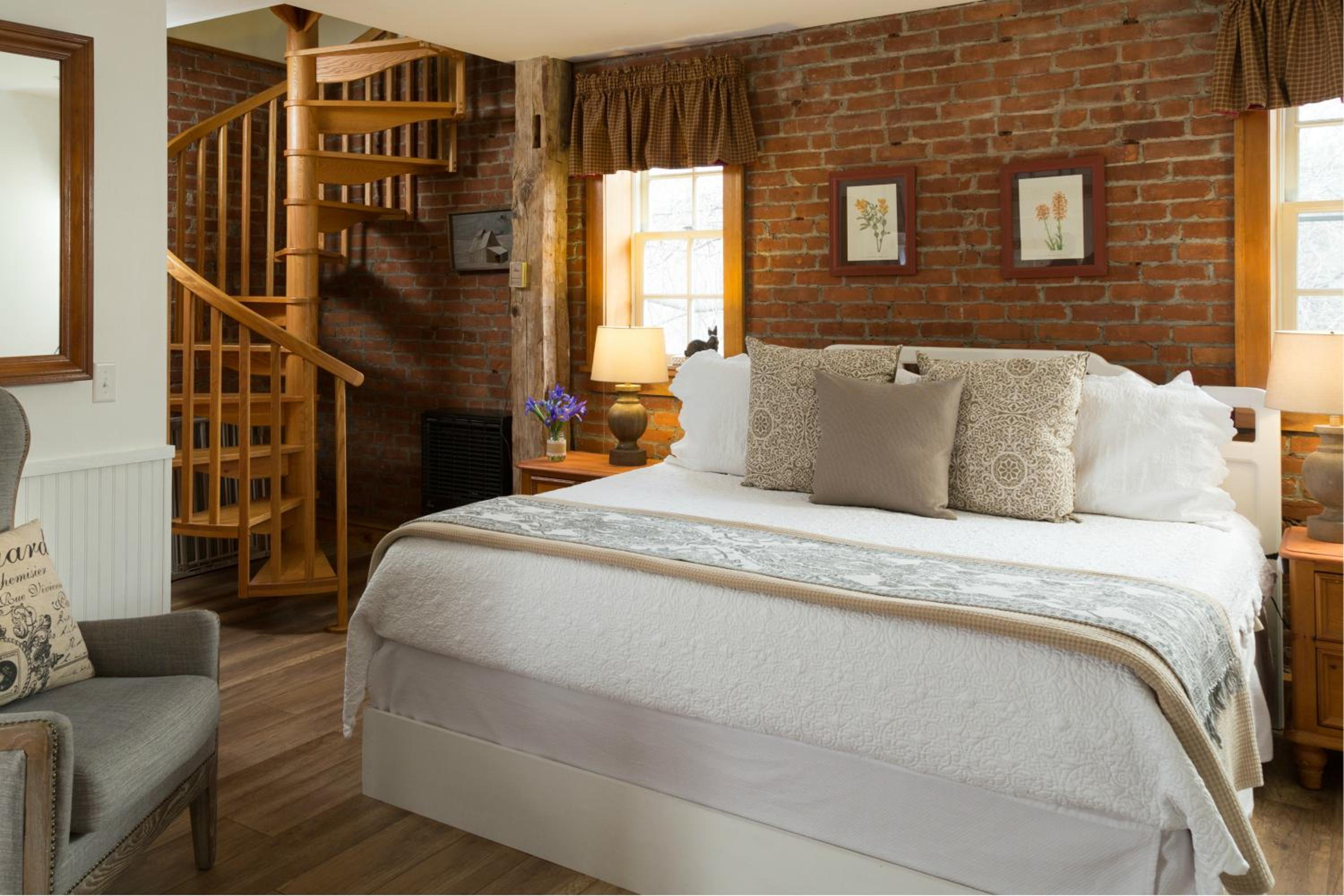 Room 8 - Estate King Cottage with Loft photo 3