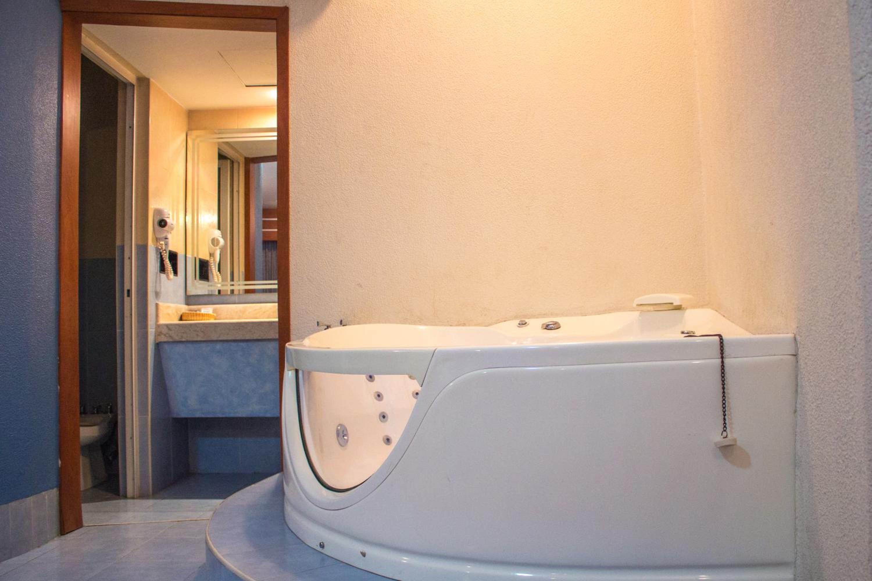 Suite with Hot Tub - Photo 2