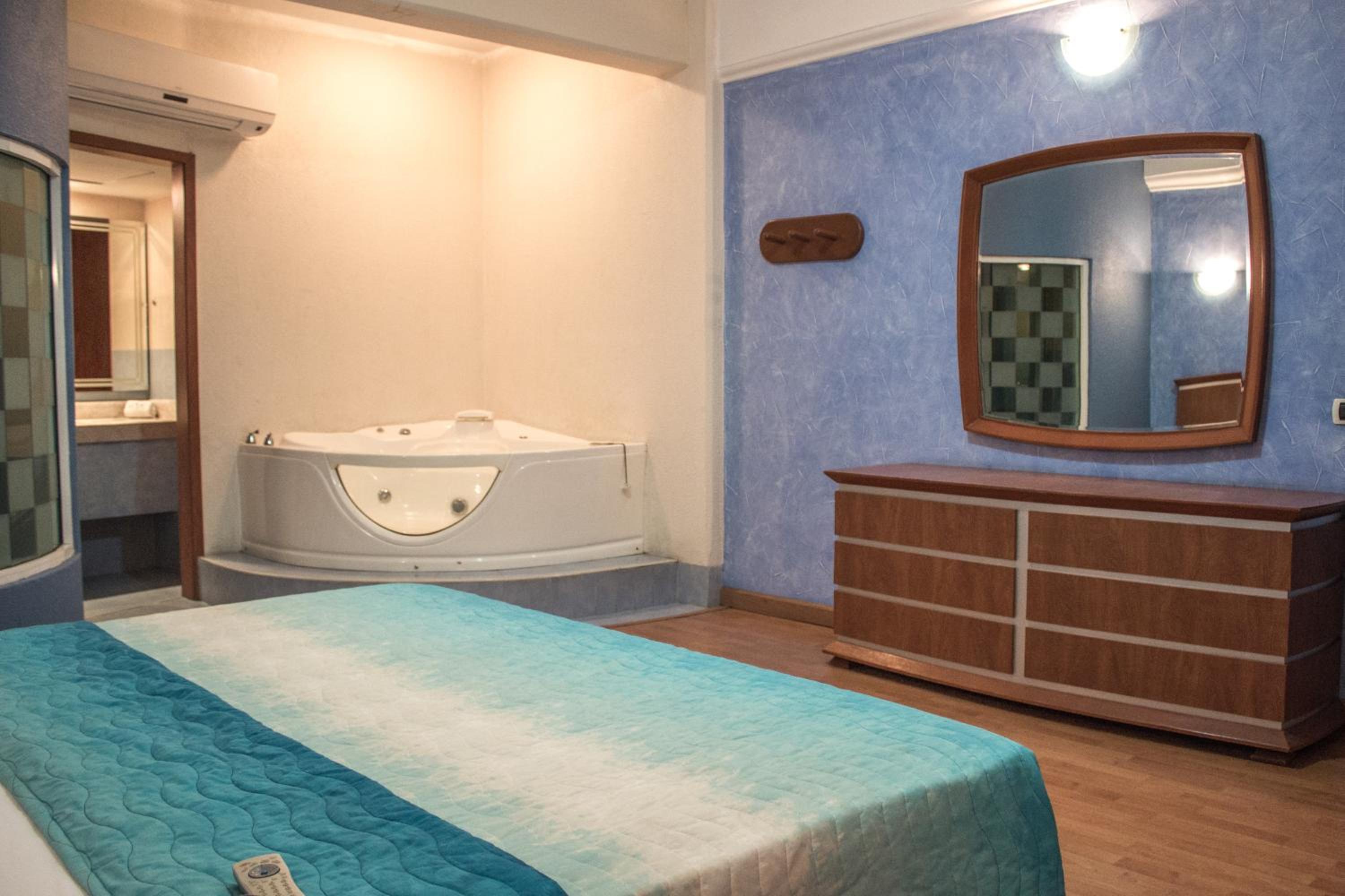 Suite with Hot Tub - Photo 10