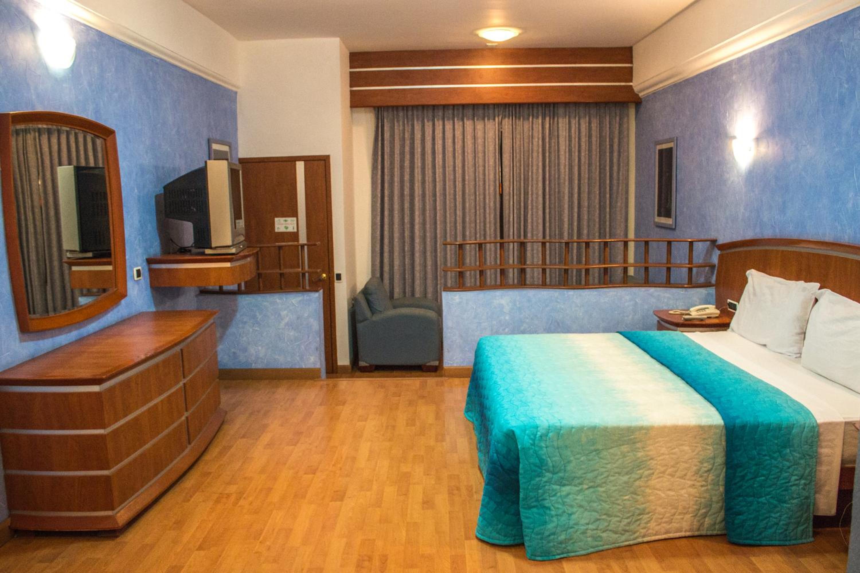 Suite with Hot Tub - Photo 3