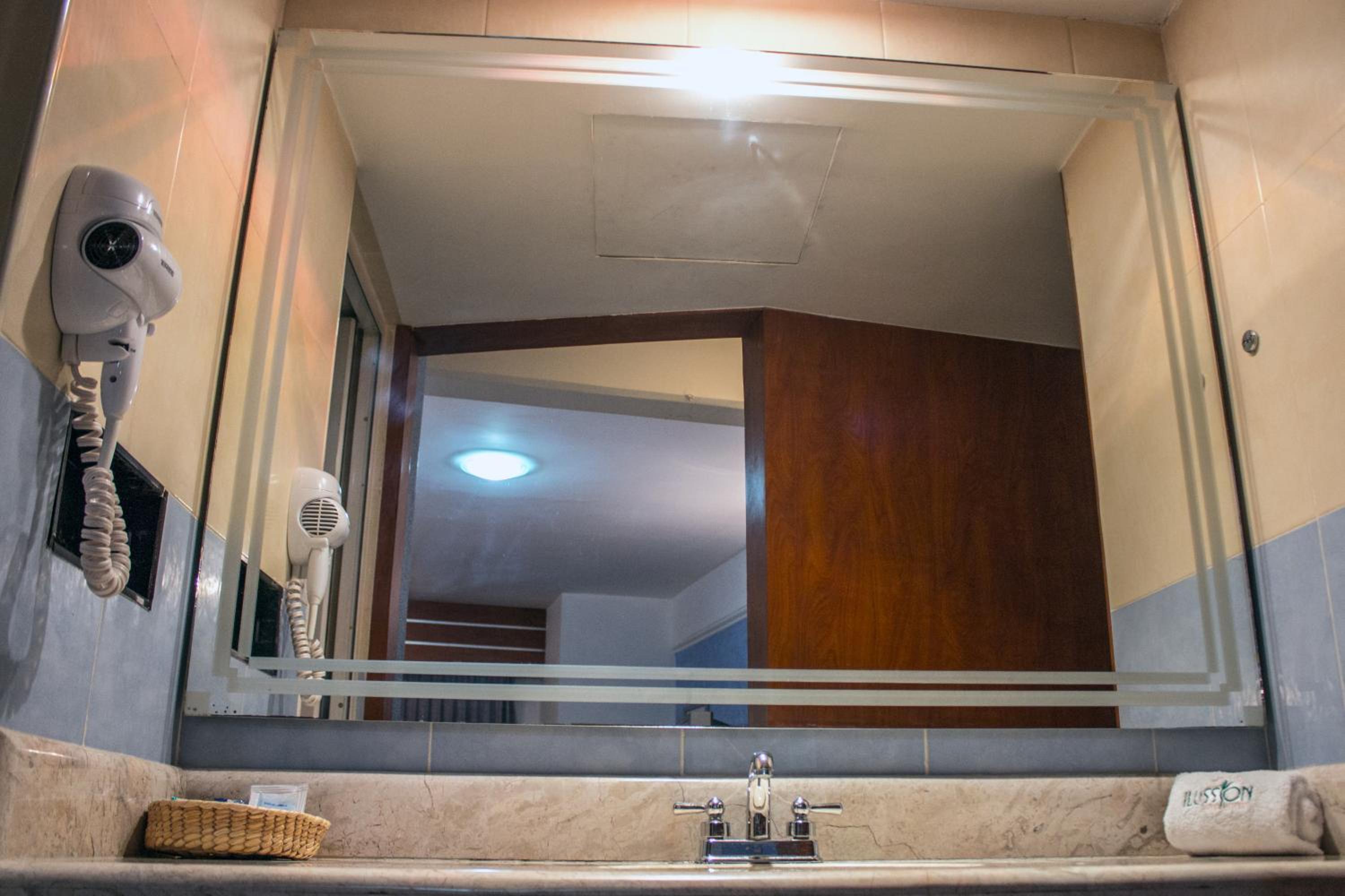 Suite with Hot Tub - Photo 8