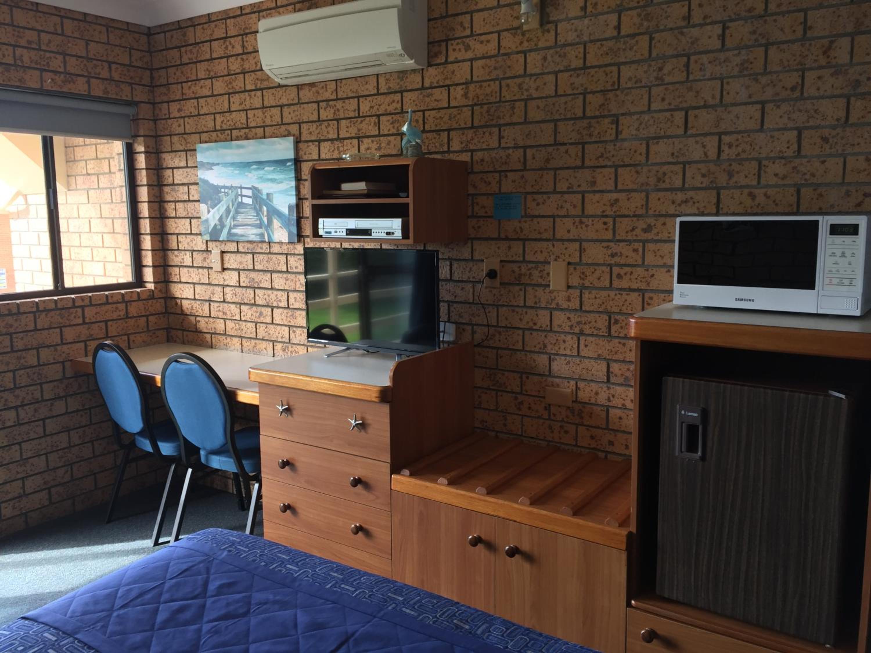 Standard Queen Room - Photo 13