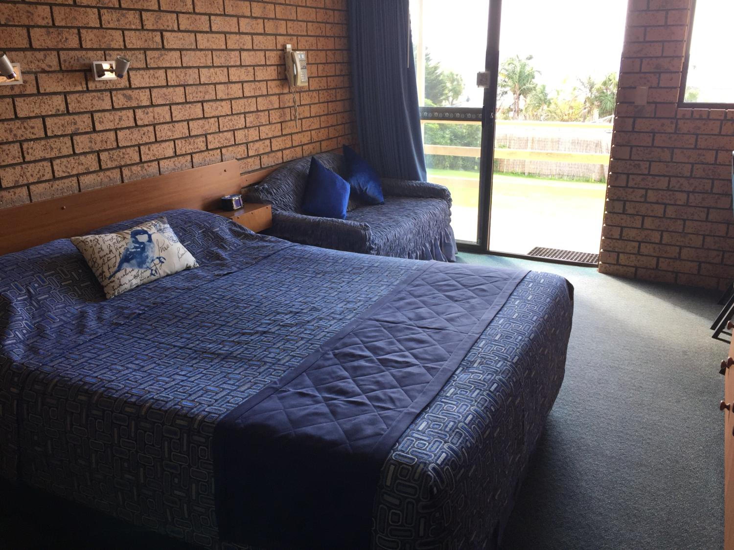 Standard Queen Room - Photo 12