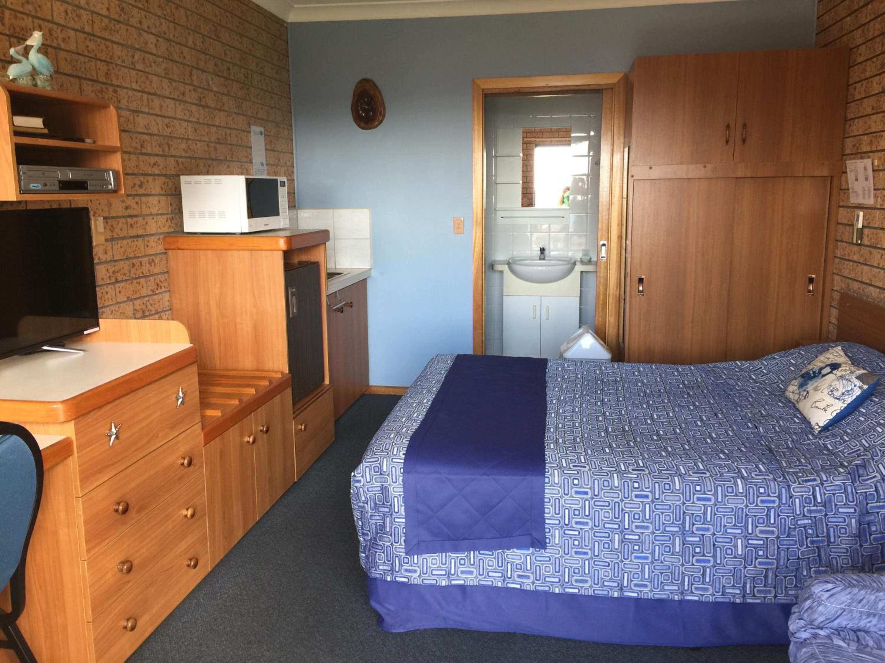 Standard Queen Room - Photo 11