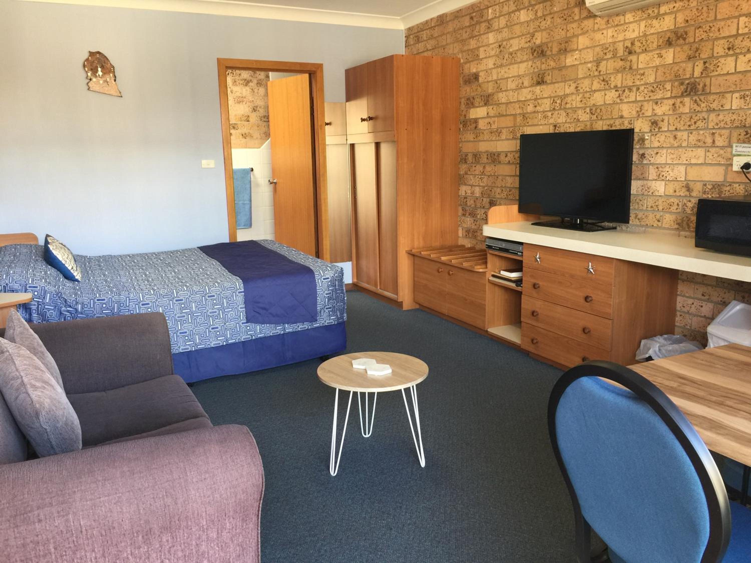 Standard Queen Room - Photo 10