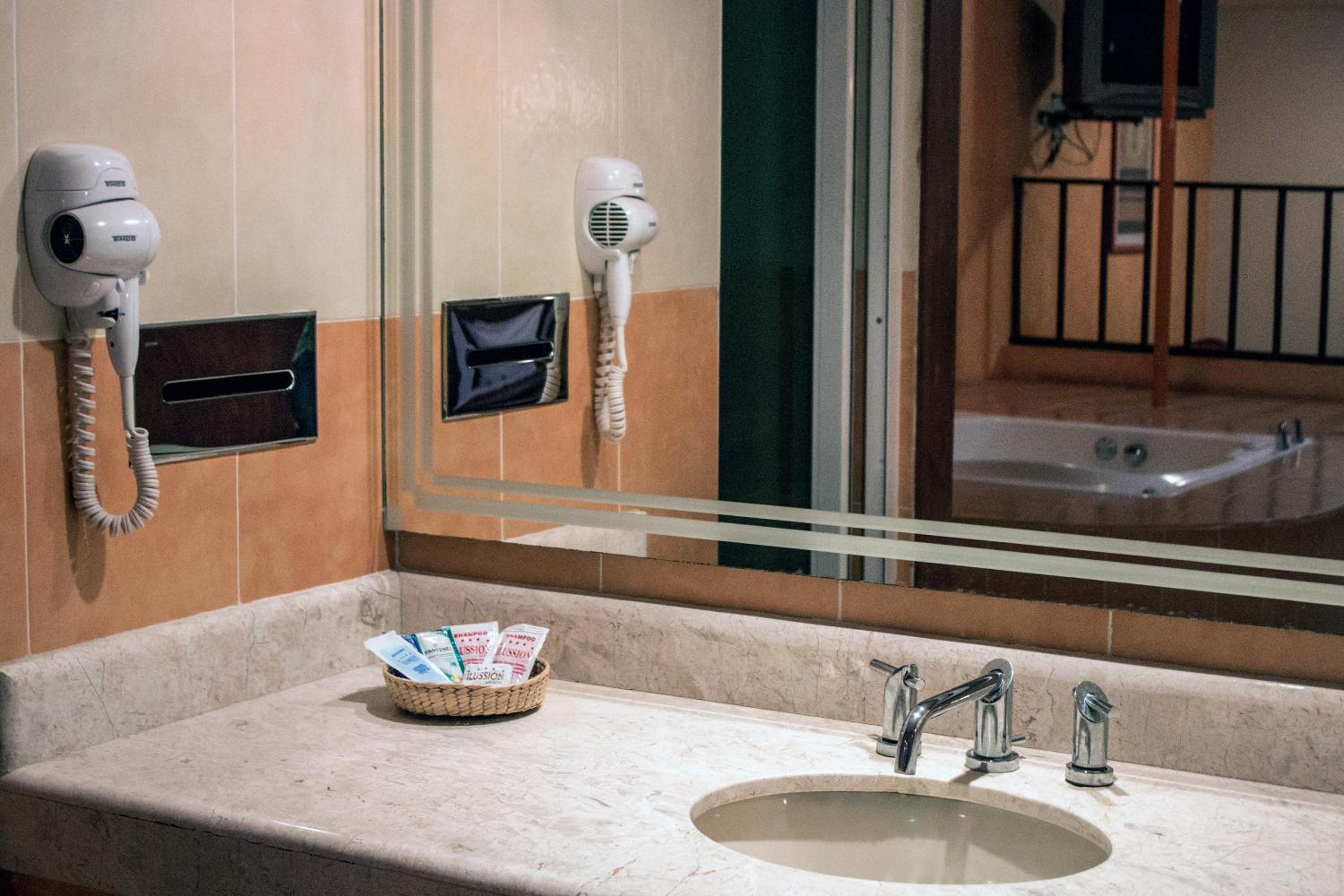 Deluxe Suite with Spa Bath - Photo 7