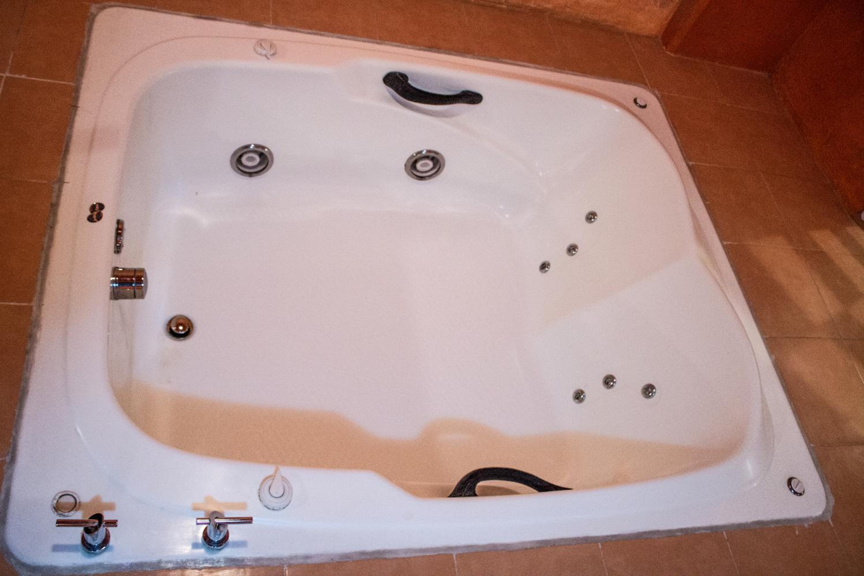Deluxe Suite with Spa Bath - Photo 6