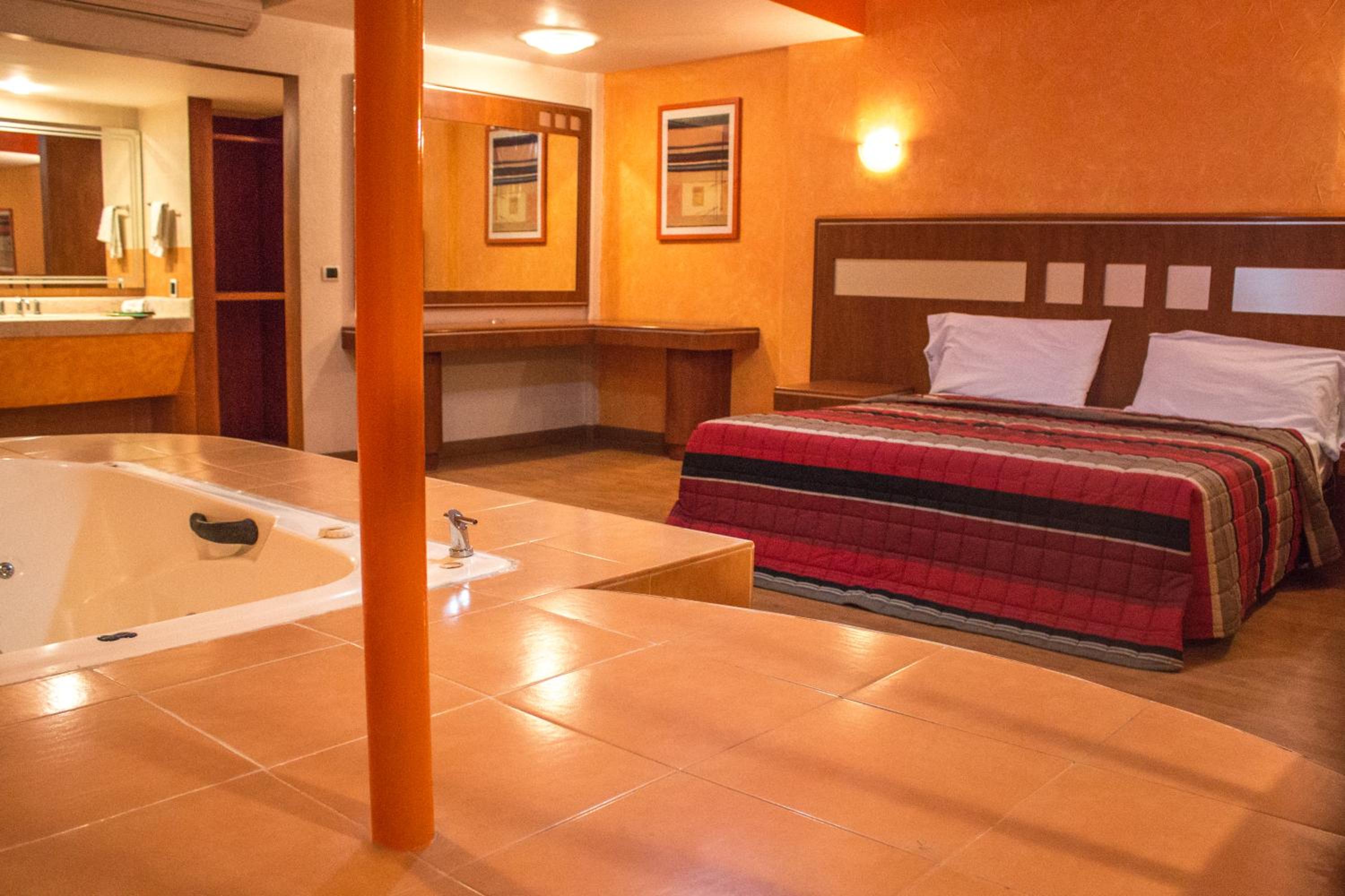 Deluxe Suite with Spa Bath - Photo 3