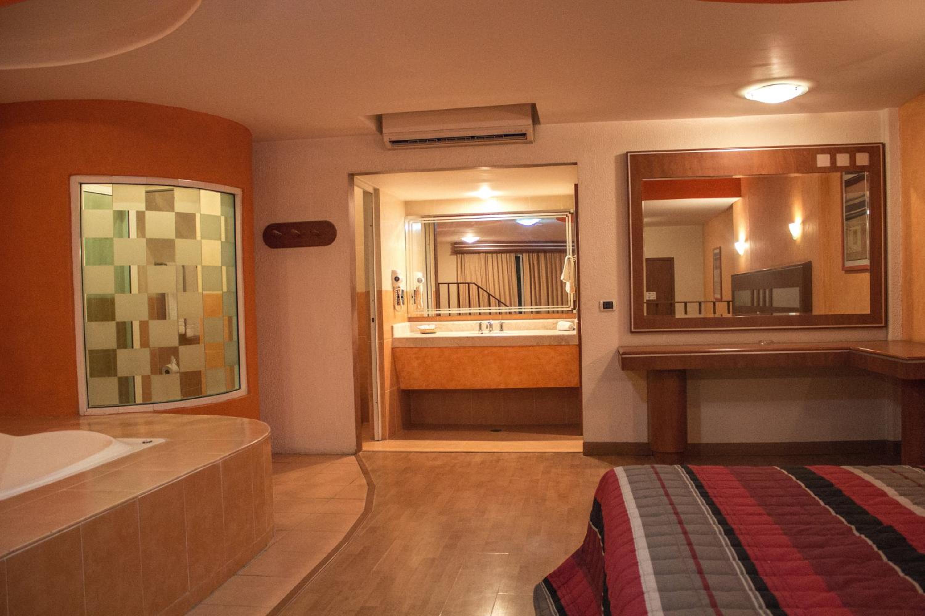 Deluxe Suite with Spa Bath - Photo 9