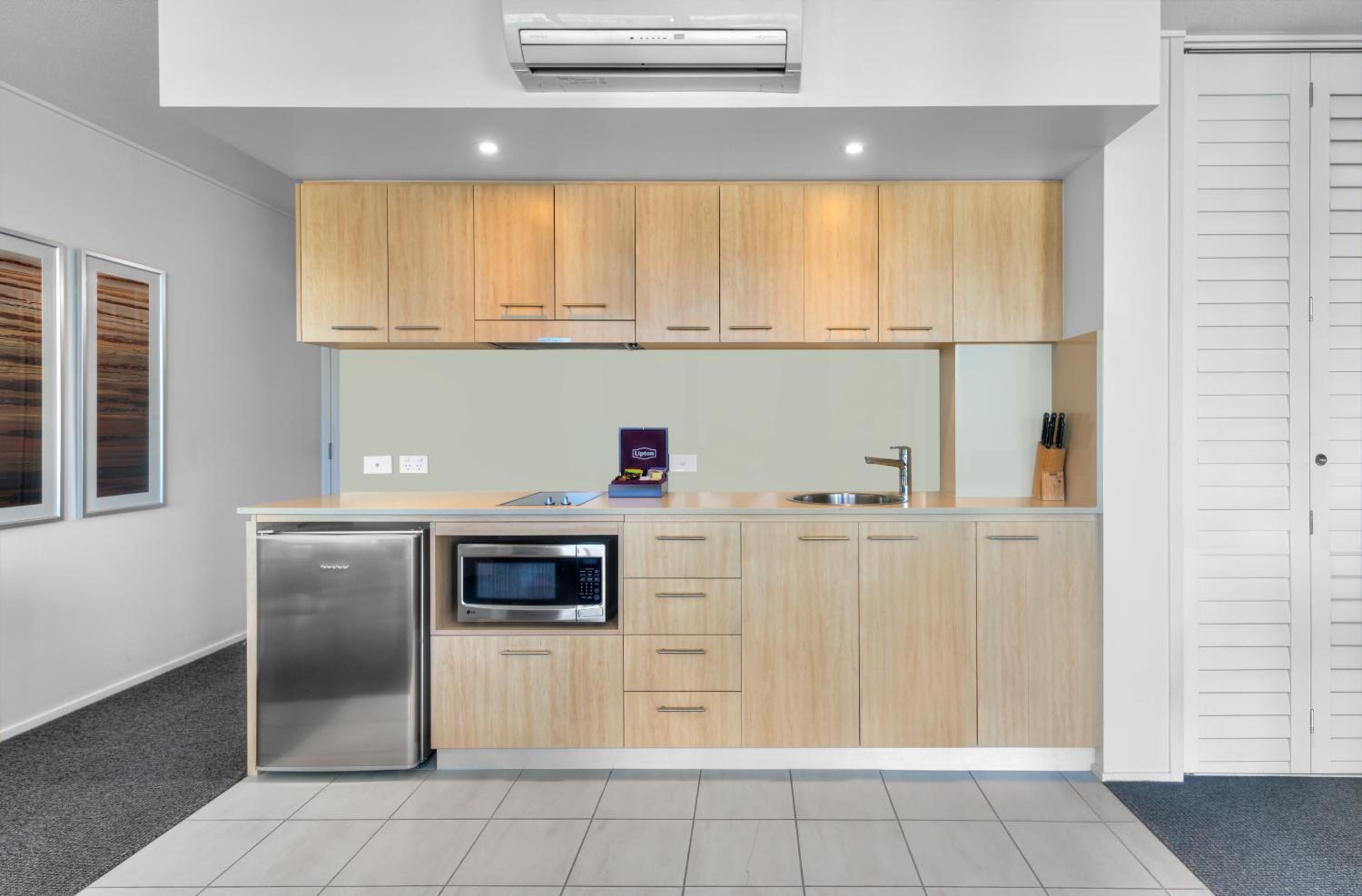 One-Bedroom Suite - Photo 6