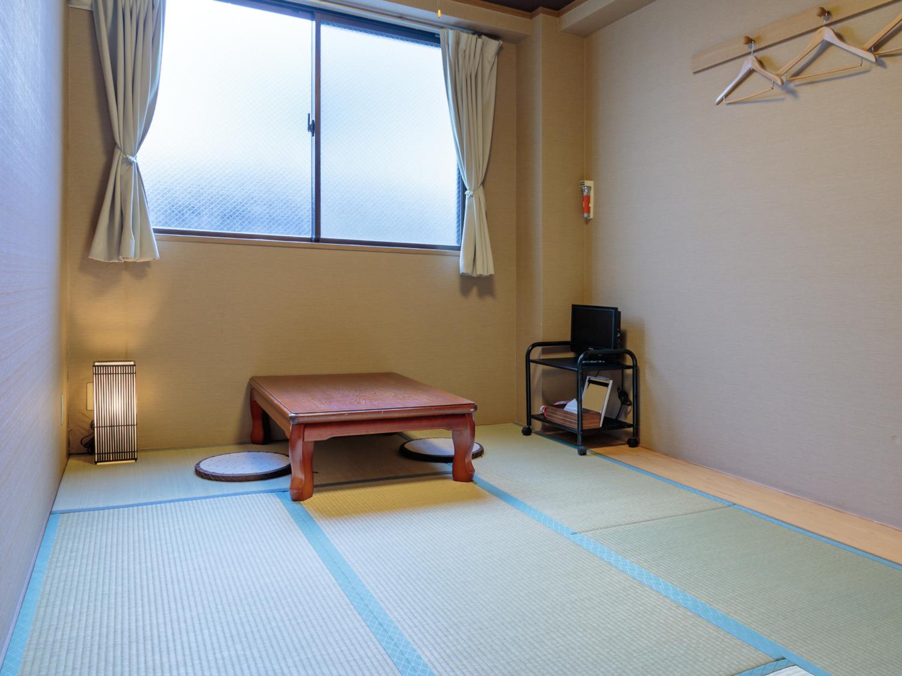 Japanese-Style Twin Room with Private Bathroom photo 2