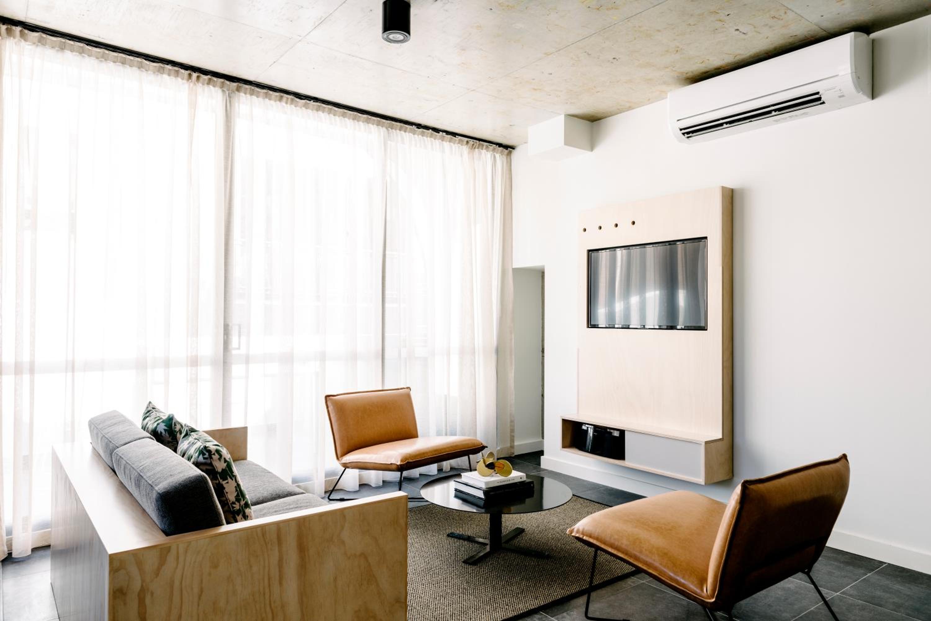 Superior One Bedroom Suite thumbnail 6