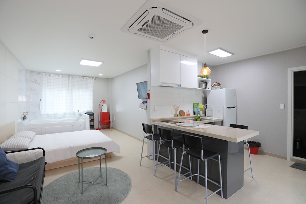 Studio, Hot Tub (15 pyeong)