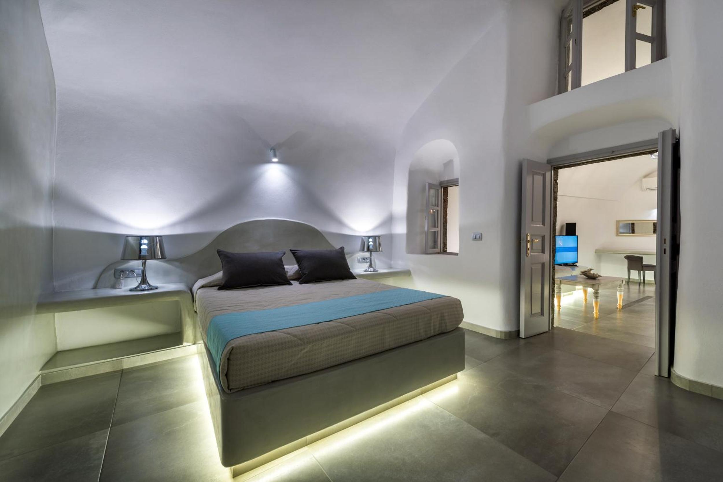 Honeymoon Nefeli Suite with Indoor Pool photo 2