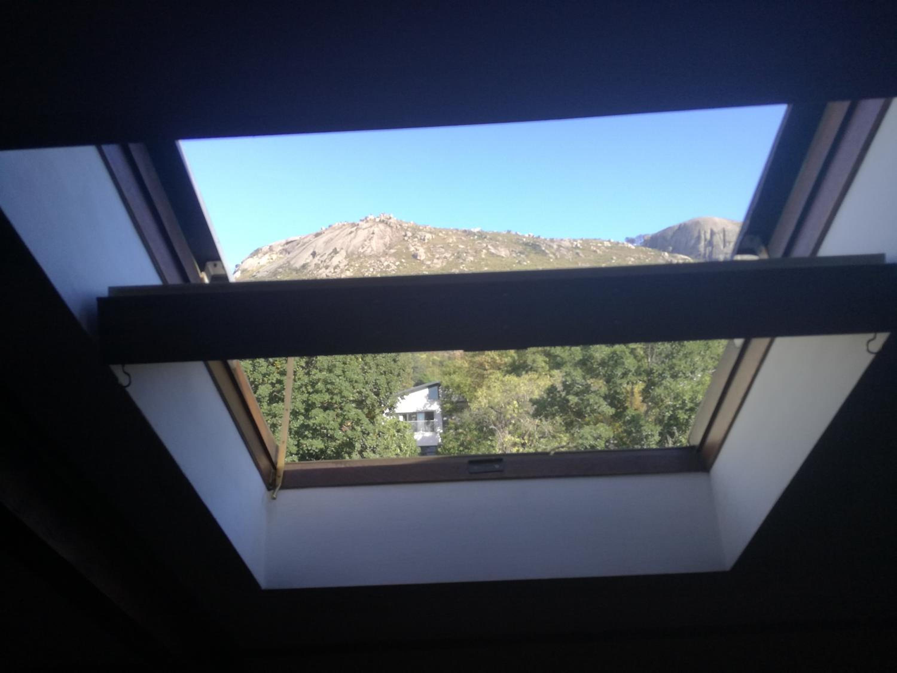 Deluxe Queen Room with Mountain View - Photo 4