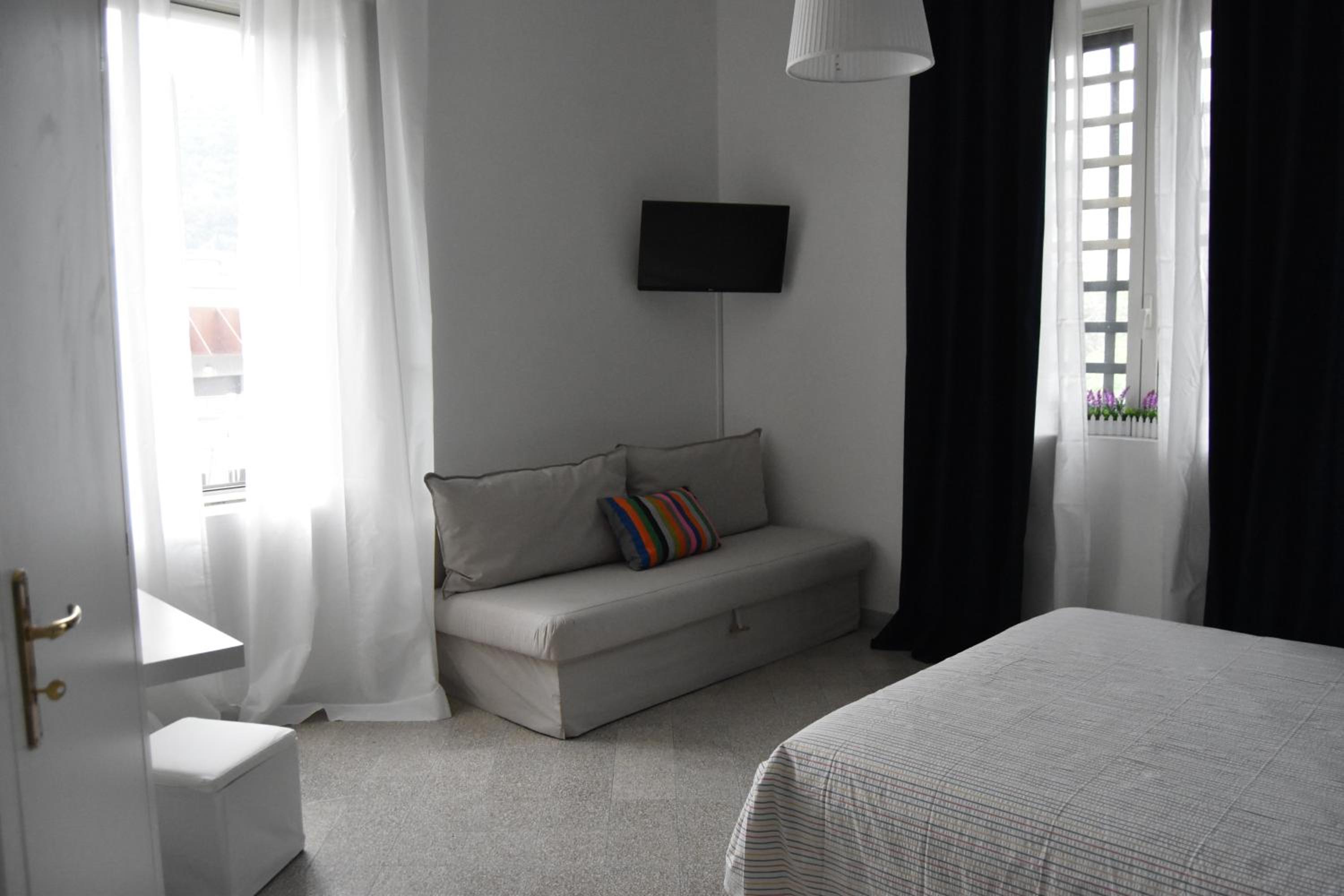Double Room with Private Bathroom - Photo 2