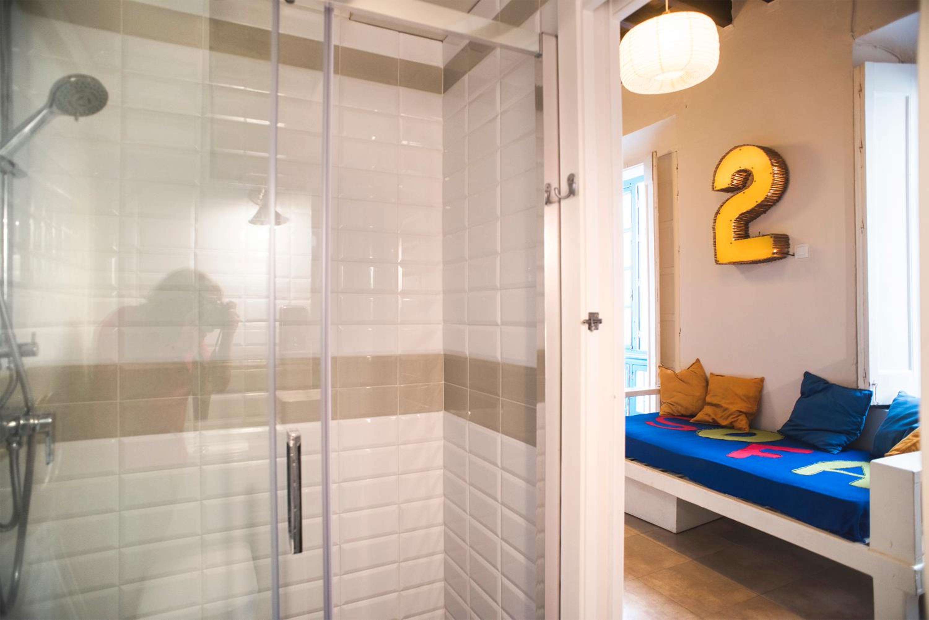 Bed in 7-Bed Mixed Dormitory Room with en-suite Bathroom  photo 2