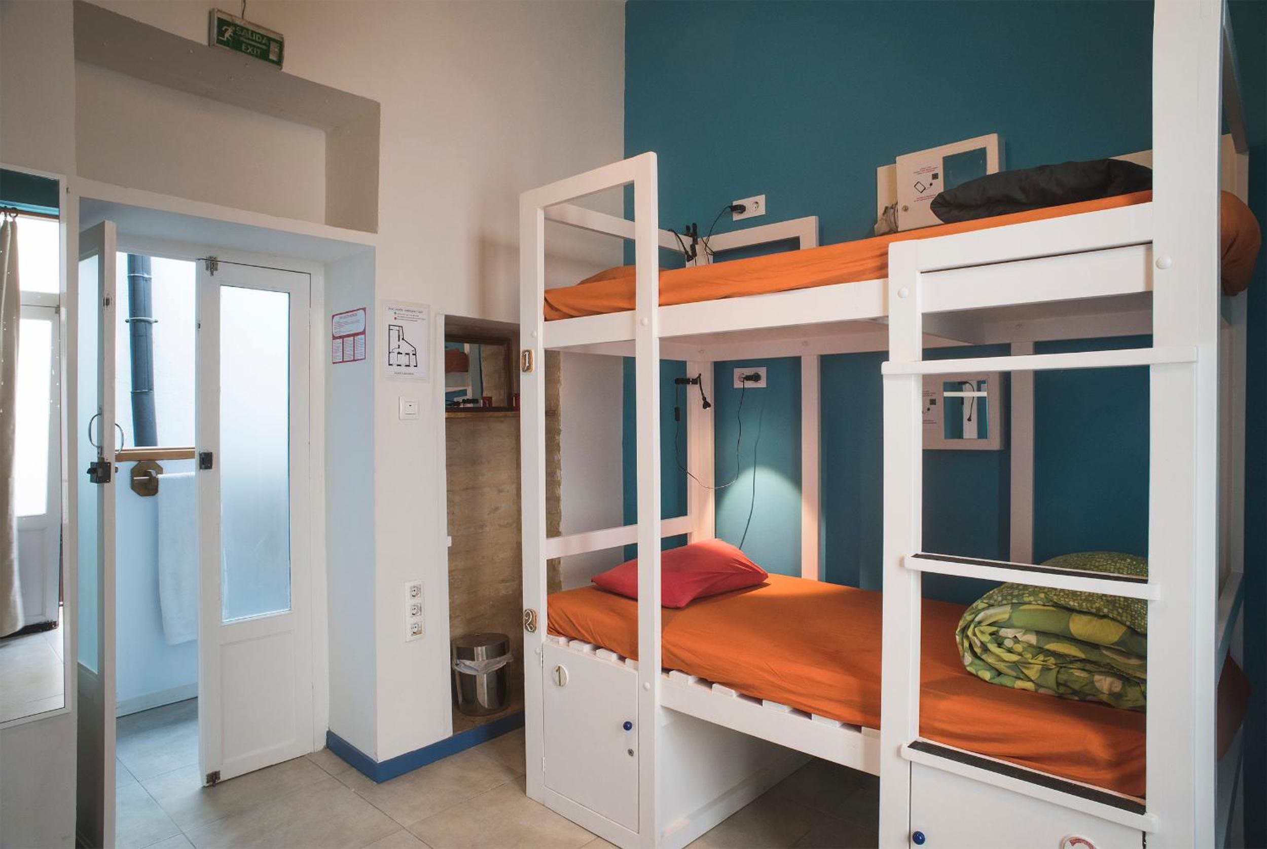Cama en habitación compartida mixta de 4 camas con baño privado externo.