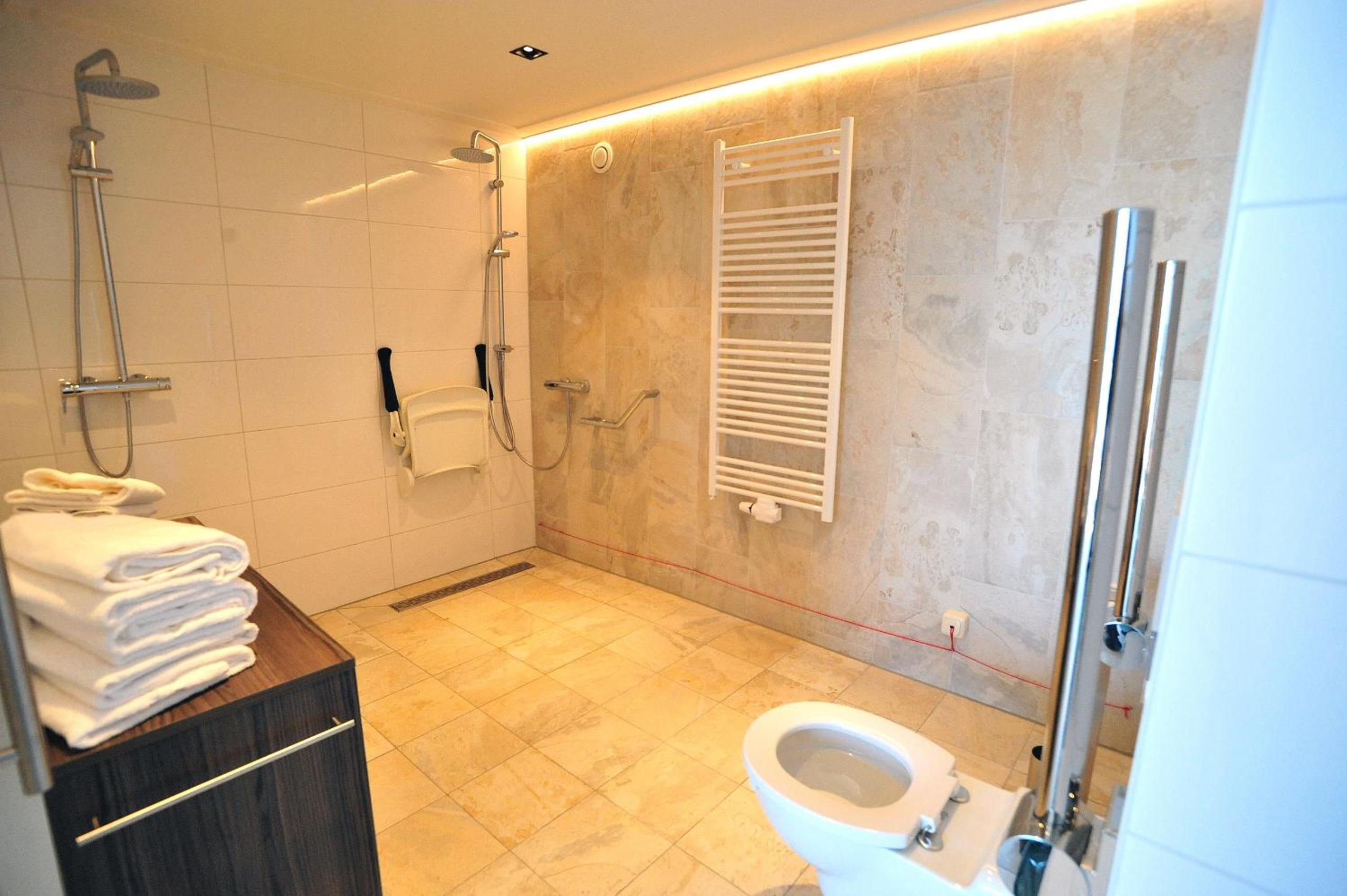 Deluxe Twin Room with Land View - Disability access photo 3