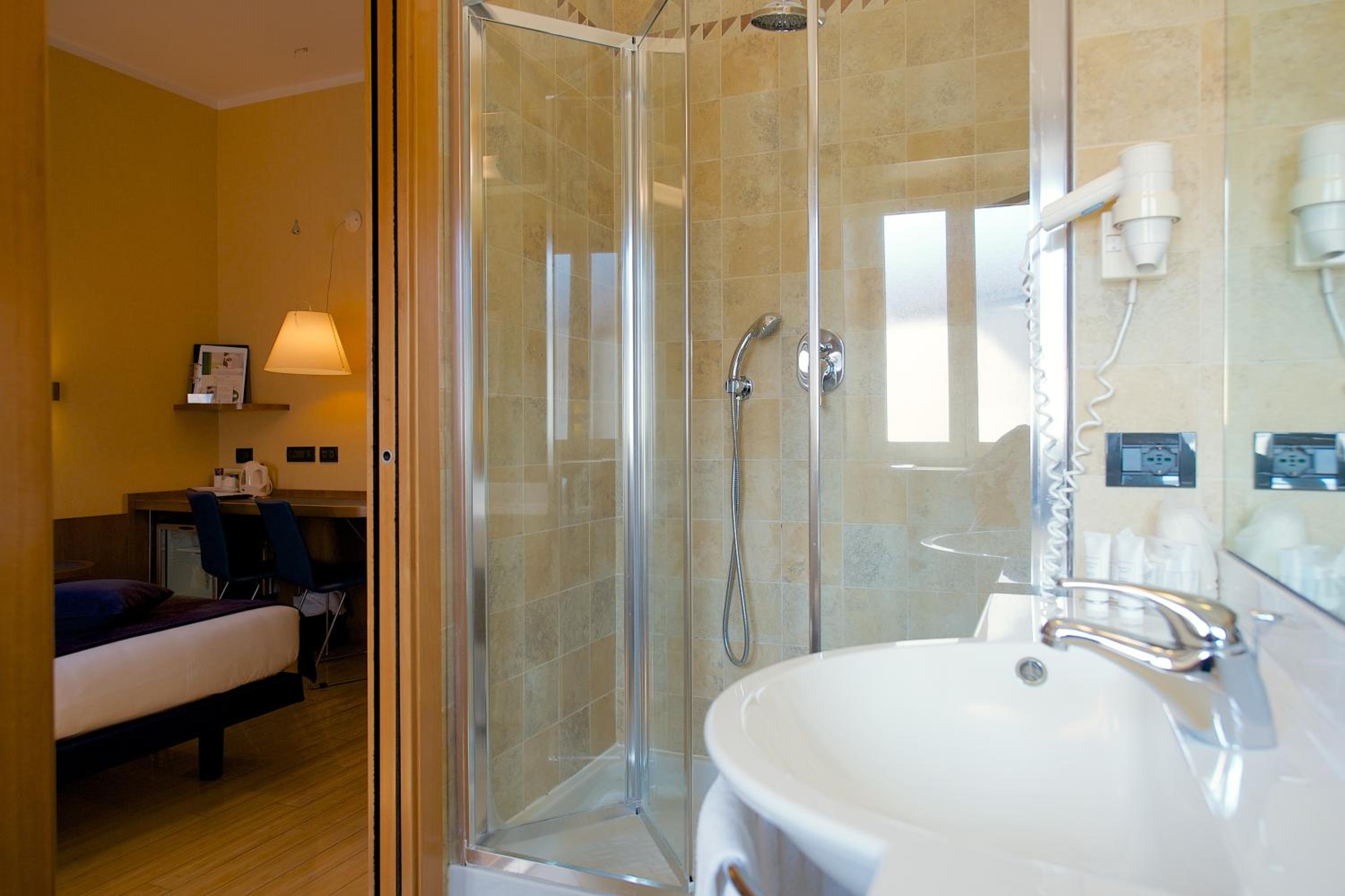 Classic Twin Room - Photo 10