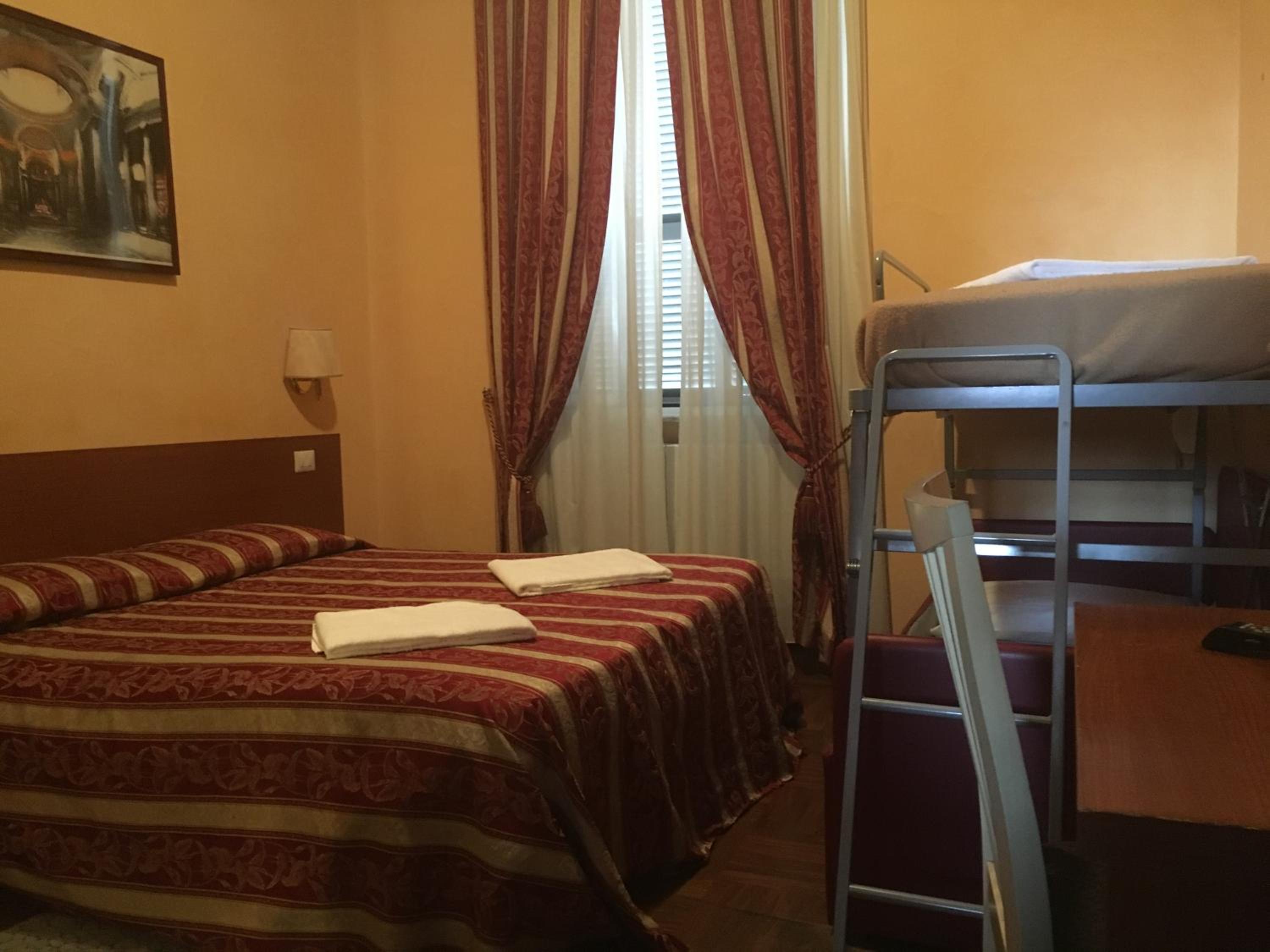 Triple Room with Private Bathroom photo 2