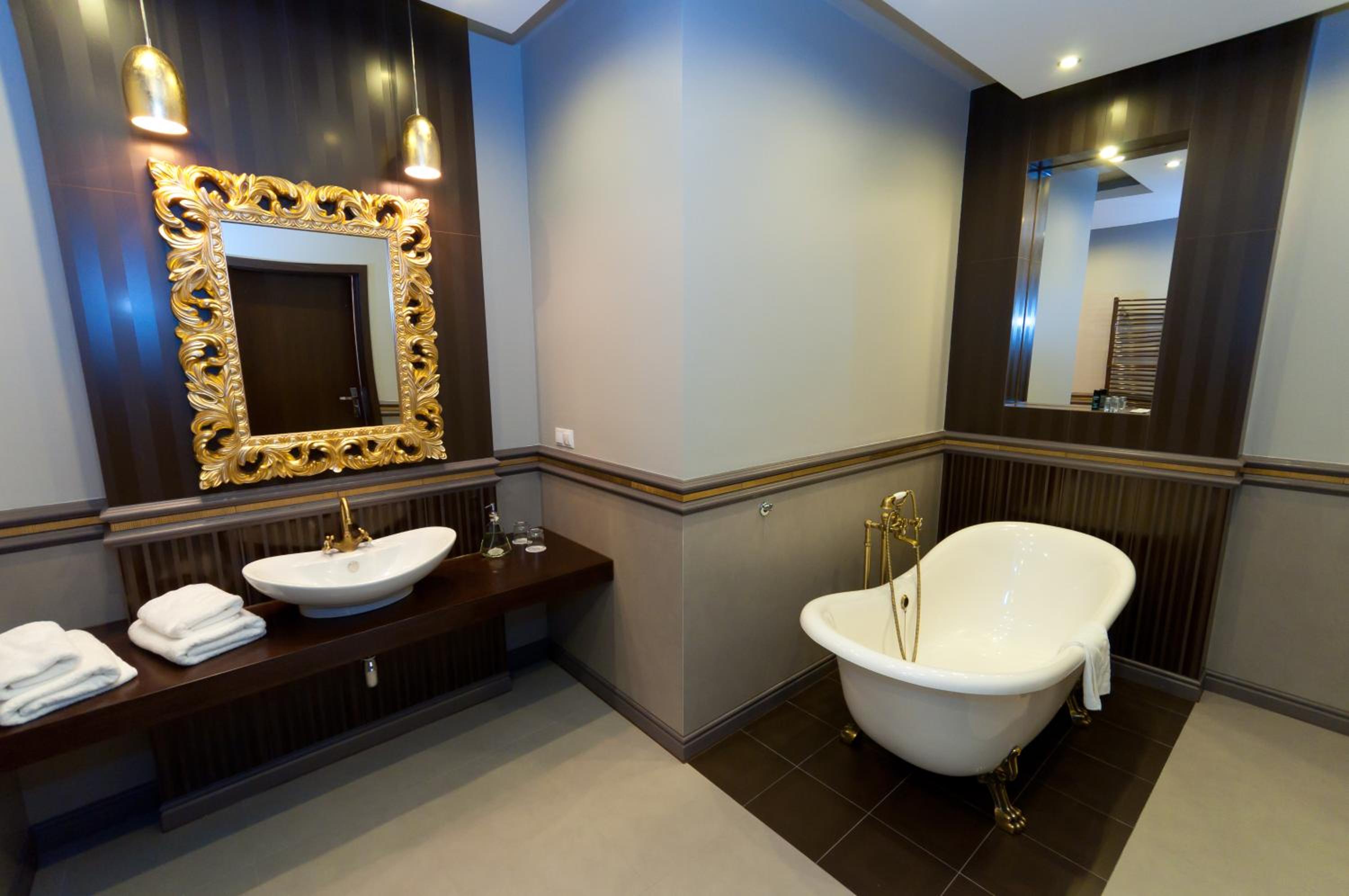 Deluxe Double Room with Bath - Photo 4