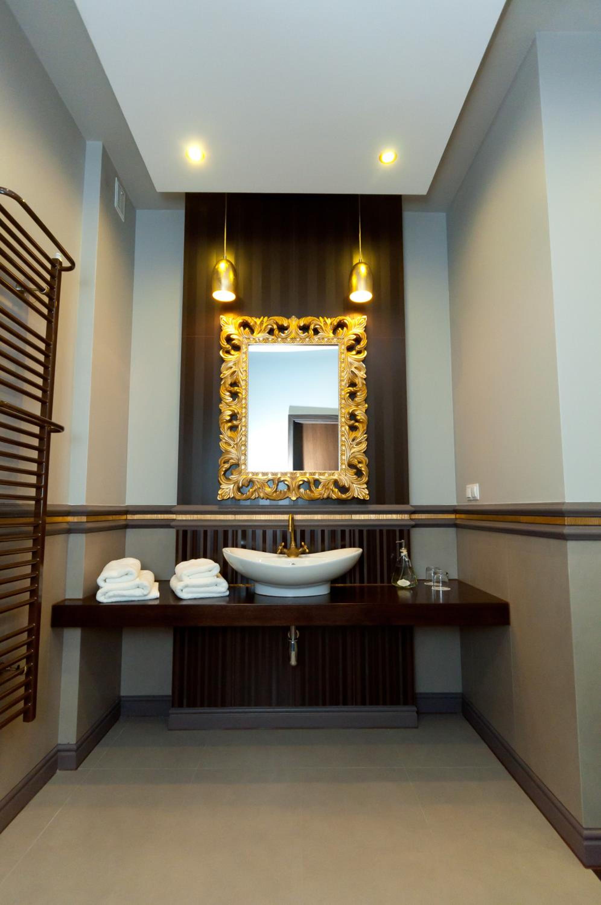 Deluxe Double Room with Bath - Photo 7