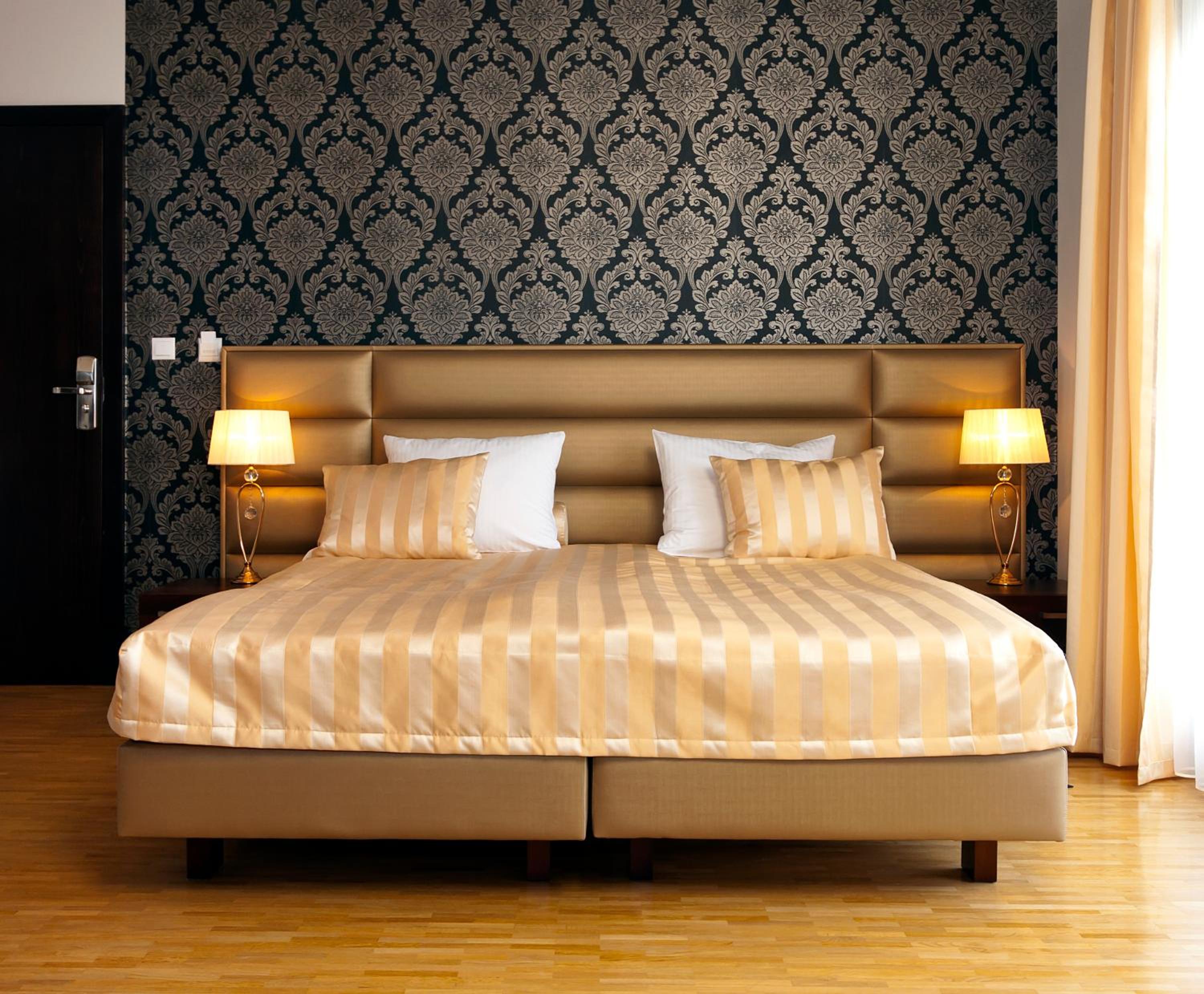 Deluxe Double Room with Bath - Photo 6