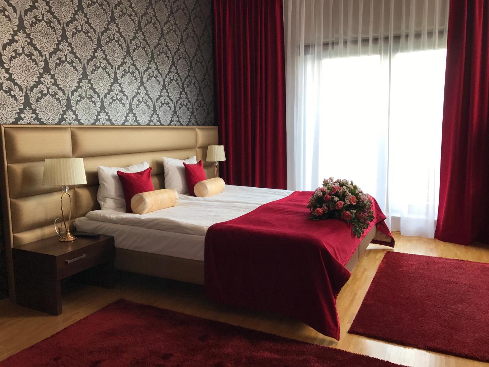Deluxe Double Room with Bath - Photo 9