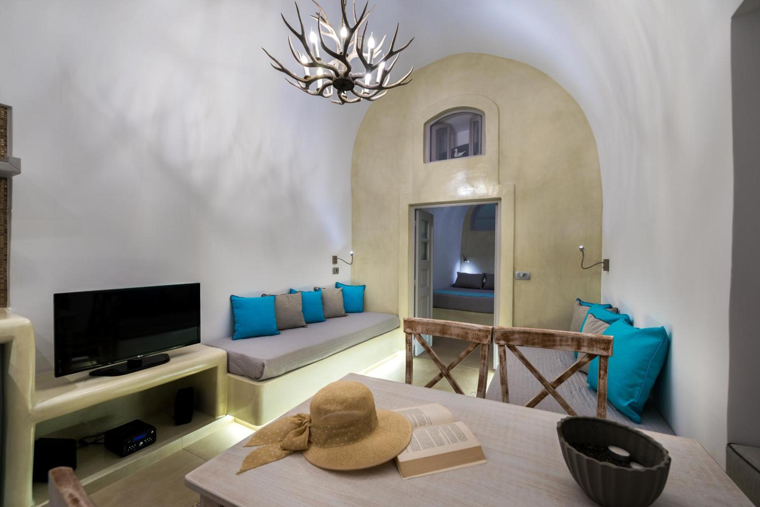 One-Bedroom Cave Apartment with Caldera View