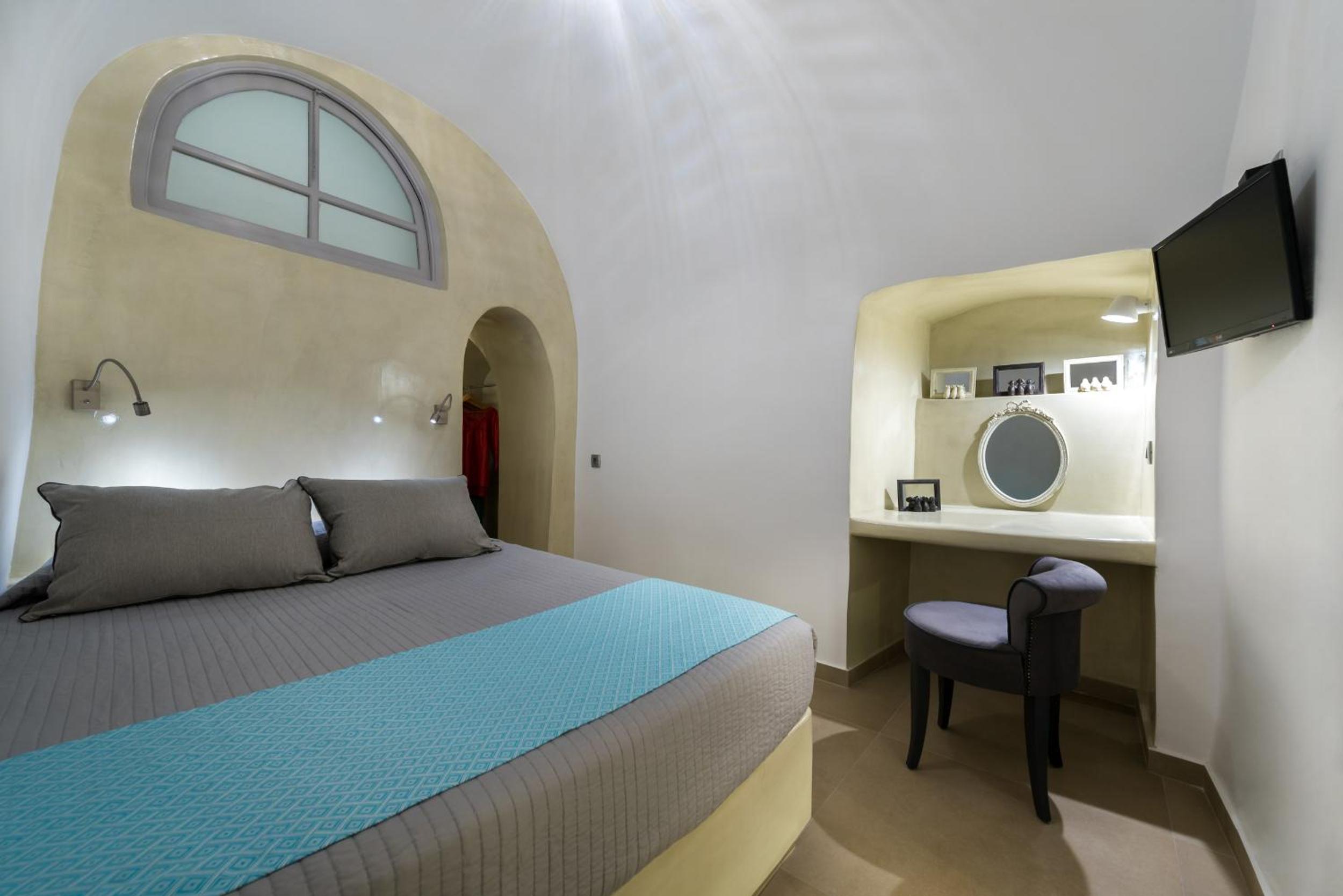 One-Bedroom Cave Apartment with Caldera View photo 3