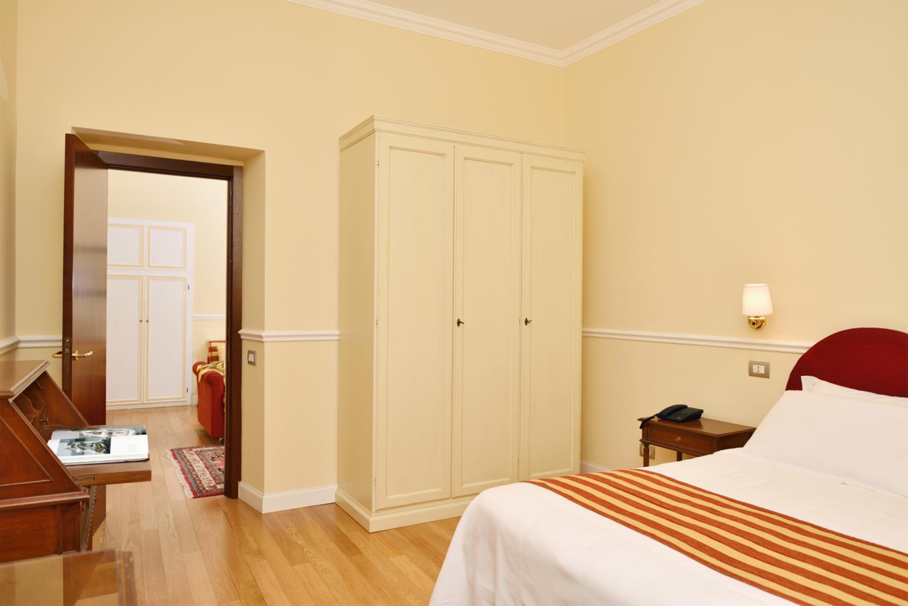 Suite - Photo 5