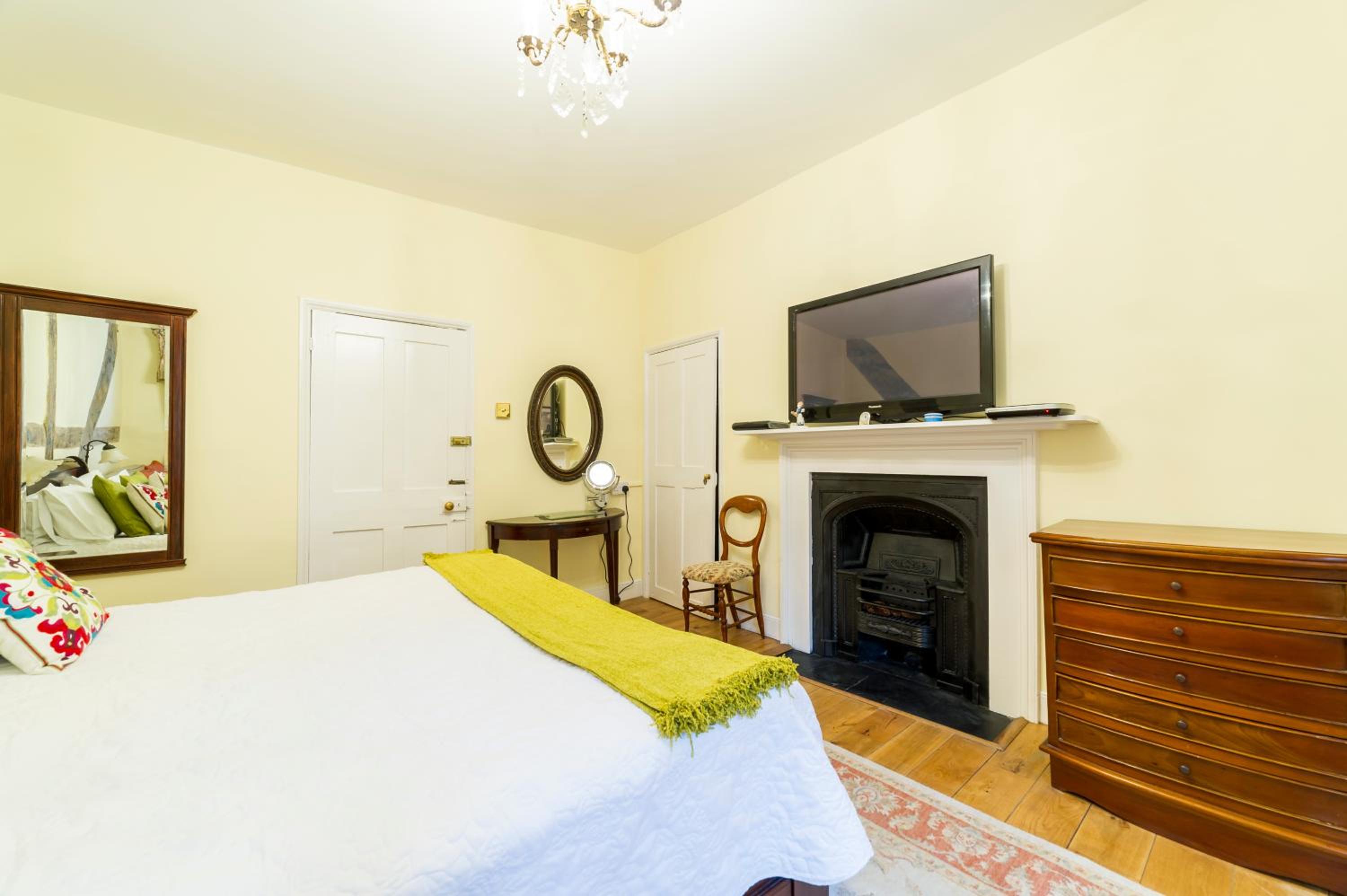 Deluxe Super King with luxury spa en-suite photo 2