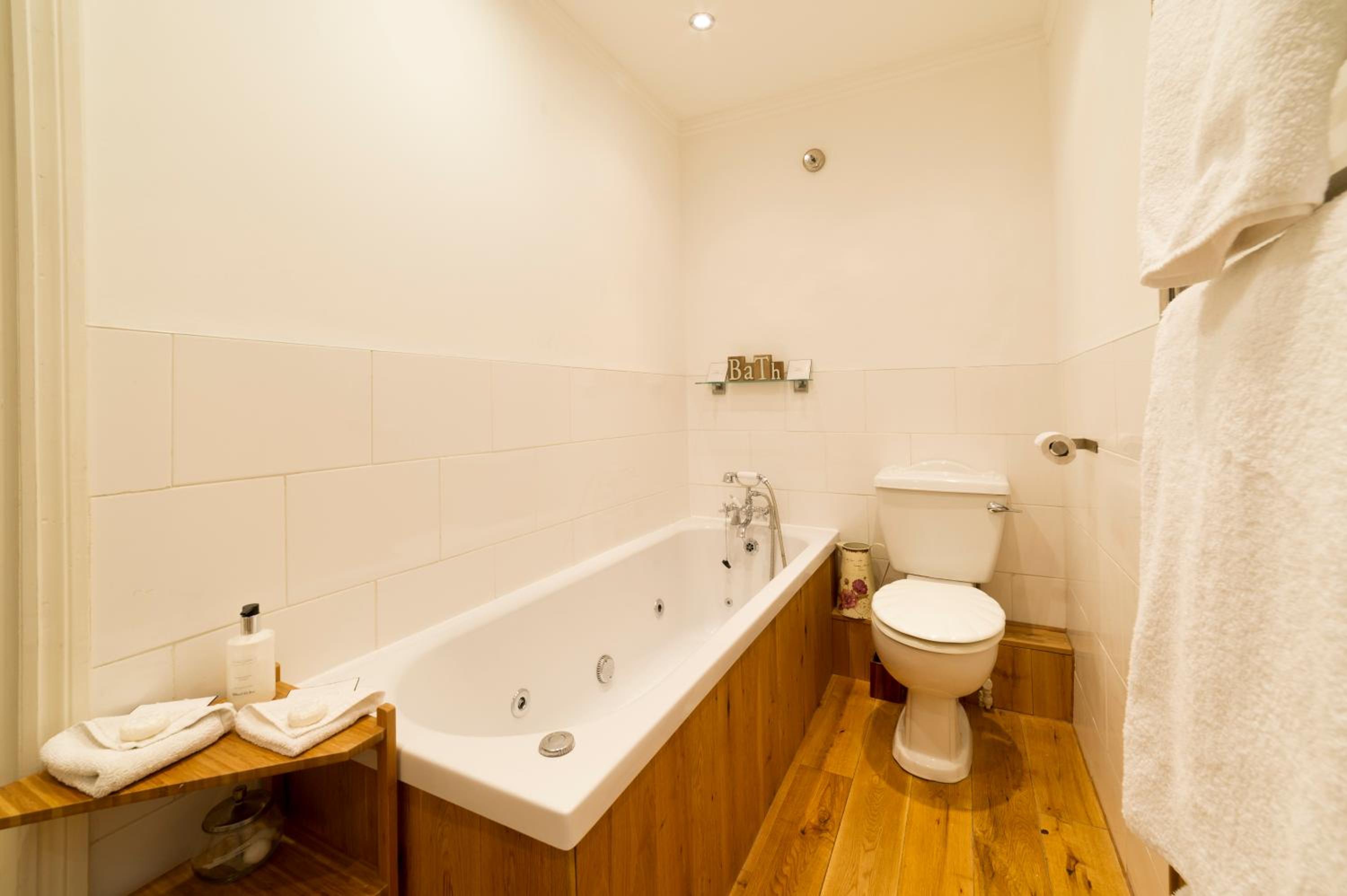 Four Poster King Room with luxury en-suite with spa bath and large walk in shower photo 2