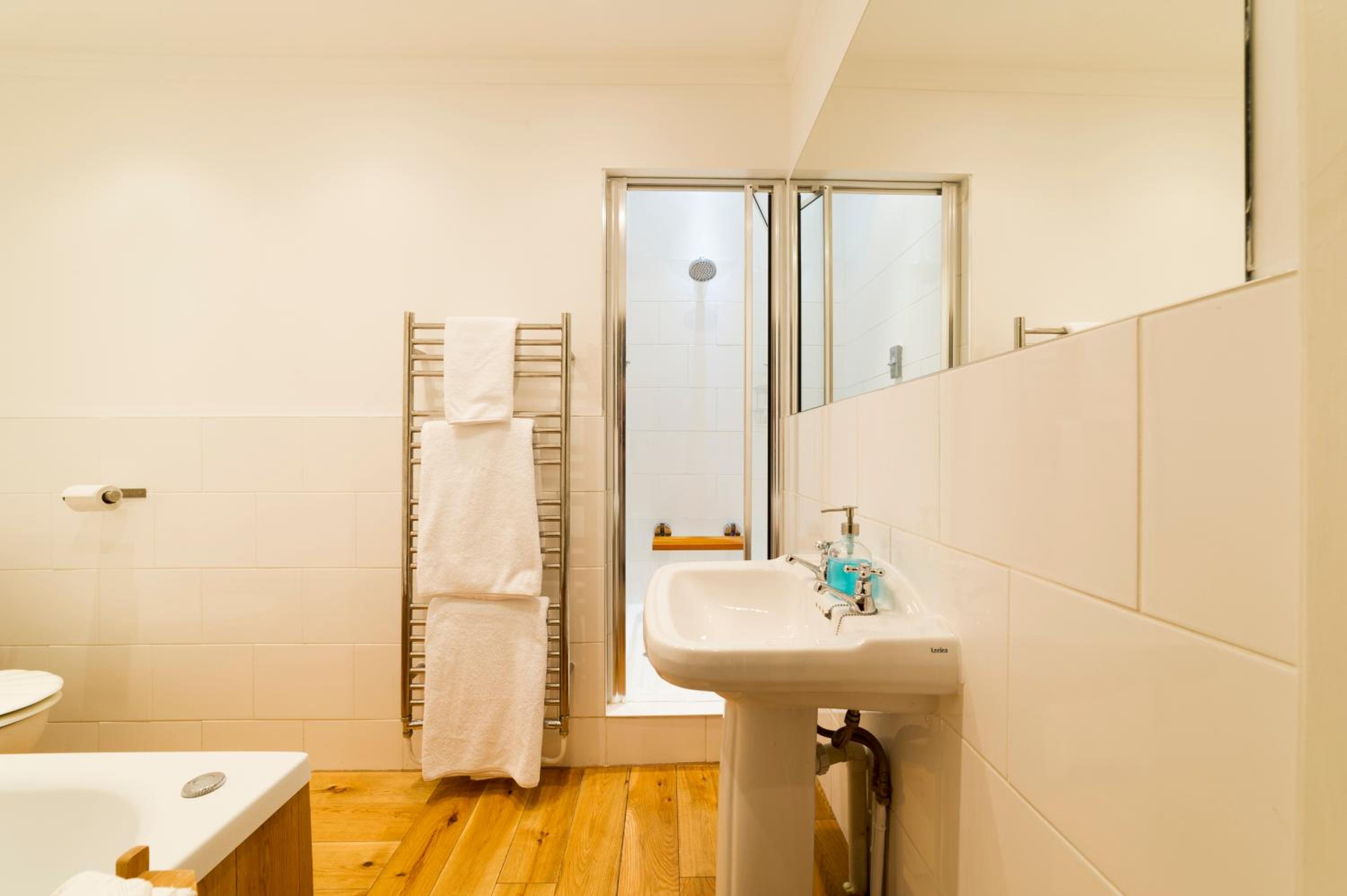 Four Poster King Room with luxury en-suite with spa bath and large walk in shower photo 3